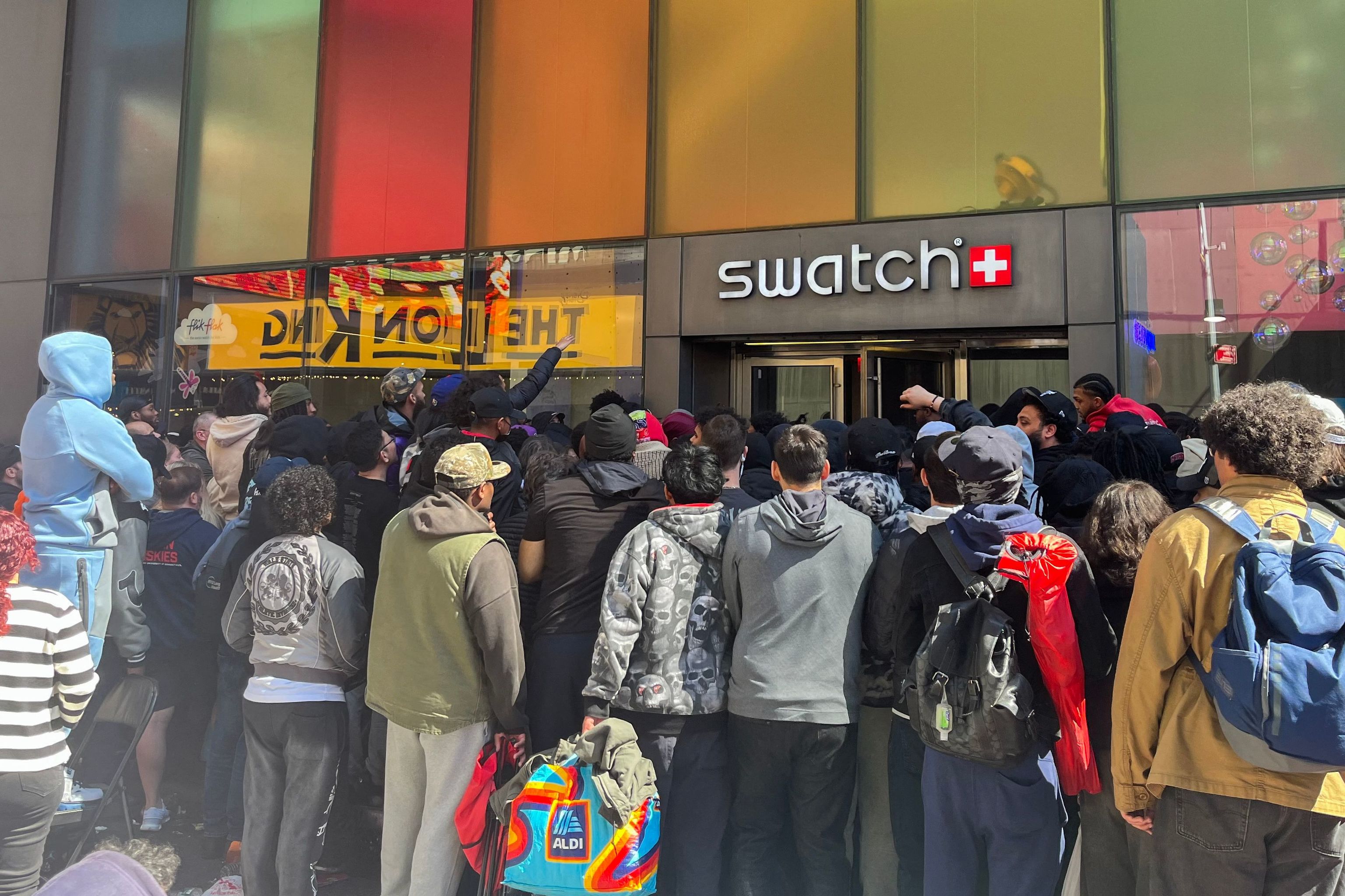 Locura en medio mundo con la nueva colección Royal Pop de Swatch: colas durante días en Tokio o Barcelona, disturbios en Francia, reventas por miles de euros y Alba Carillo indignada