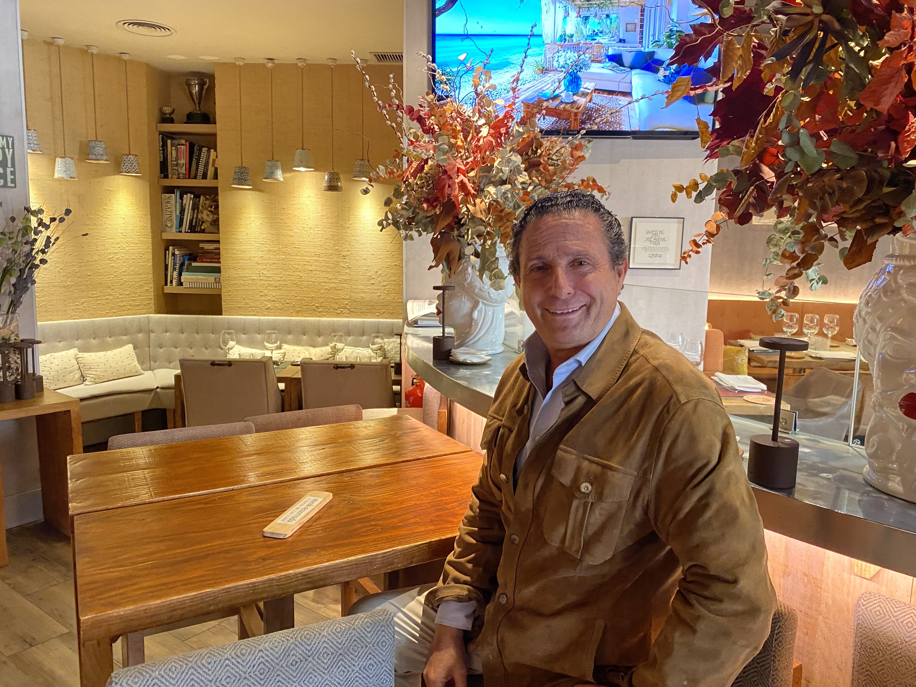 Víctor Pombo, padre de las hermanas 'influencers' y dueño del restaurante Camino: "Mis hijas vienen mucho y, aunque tengan mesa, si hay un cliente que la necesita, se la quito"