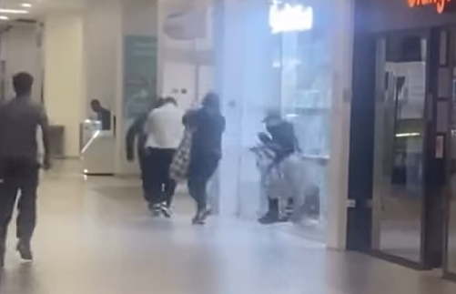 Cuatro encapuchados asaltan con armas de fuego una joyería en el centro comercial de Vallecas situado frente a la Asamblea de Madrid