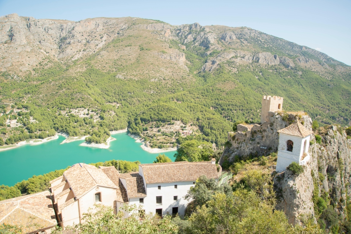 El desconocido pueblo de la Costa Blanca que merece una visita: solo puedes acceder a través de un túnel y tiene un embalse de agua turquesa