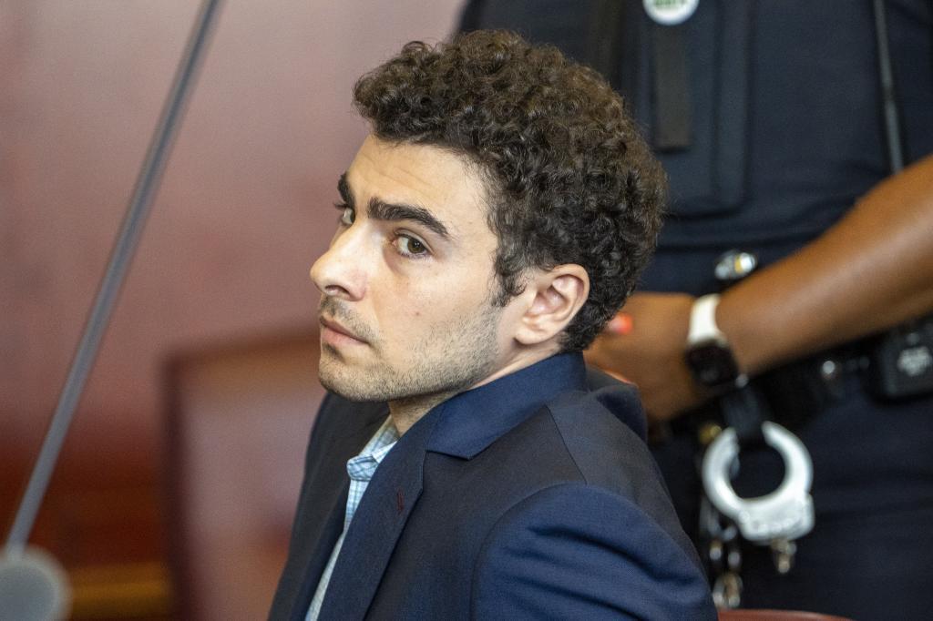 El juez del caso estatal de Luigi Mangione admite el arma y su cuaderno como pruebas Mangione, que se declaró inocente y está detenido en una cárcel federal de Nueva York, se enfrenta a cargos federales y estatales en relación con el mediático asesinato del ejecutivo Brian Thompson Leer