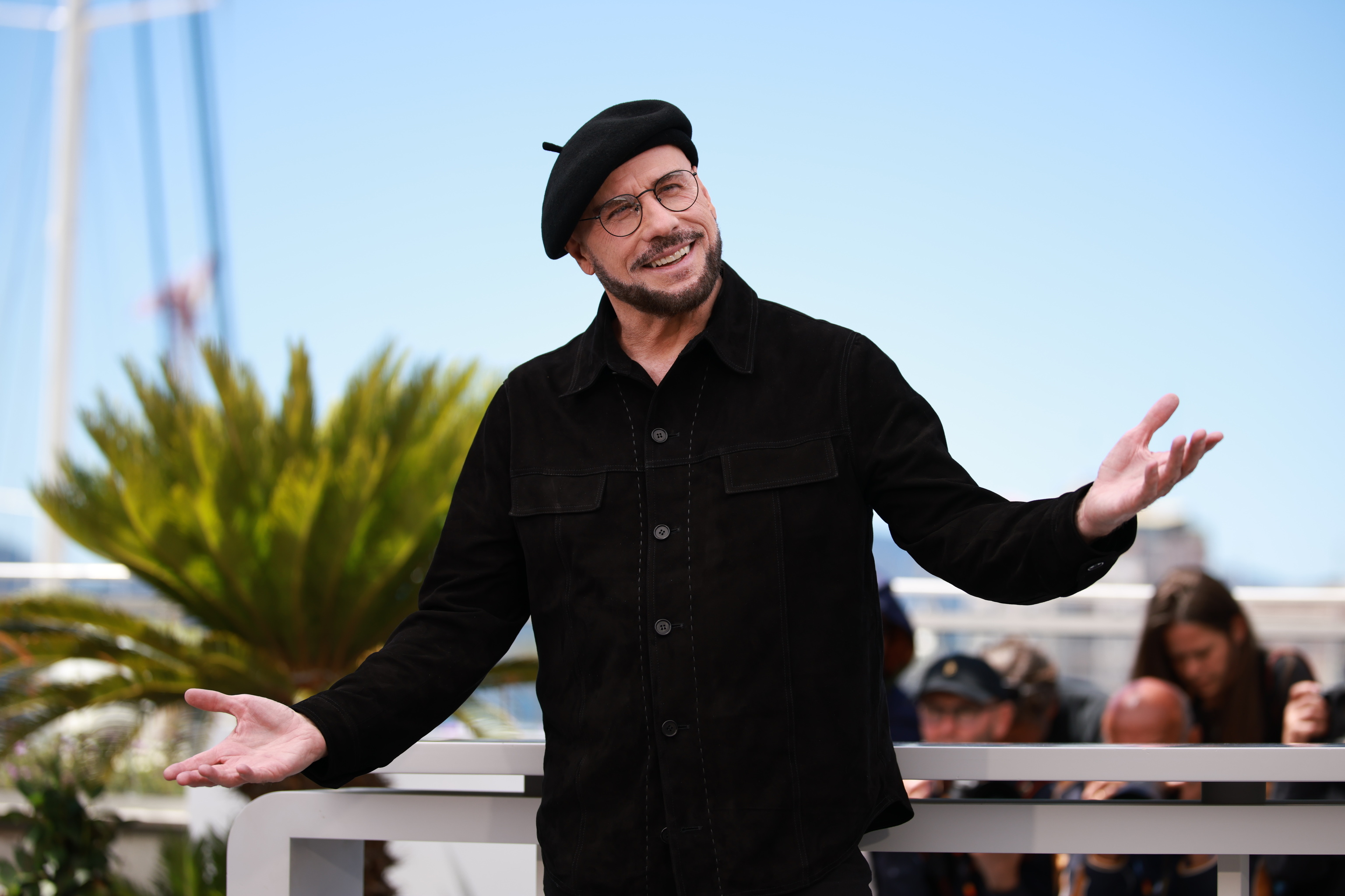 John Travolta: La edad de oro de Hollywood usaba la música mucho mejor que el cine actual El actor llegó a Cannes para presentar su debut como director en Ven a volar conmigo y sale del festival francés con una Palma de Oro honorífica y por sorpresa. Poco después de la presentación, habló del recuerdo de la edad de oro de Hollywood, de su infancia y de la aviación Leer