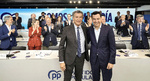 Feijóo abraza el "camino" de Moreno para llegar a Moncloa pero promete "valores" como pide Ayuso