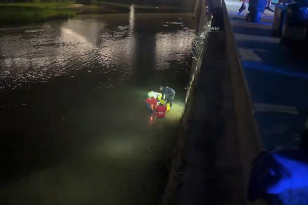 Una mujer,  en estado grave tras precipitarse al río Manzanares