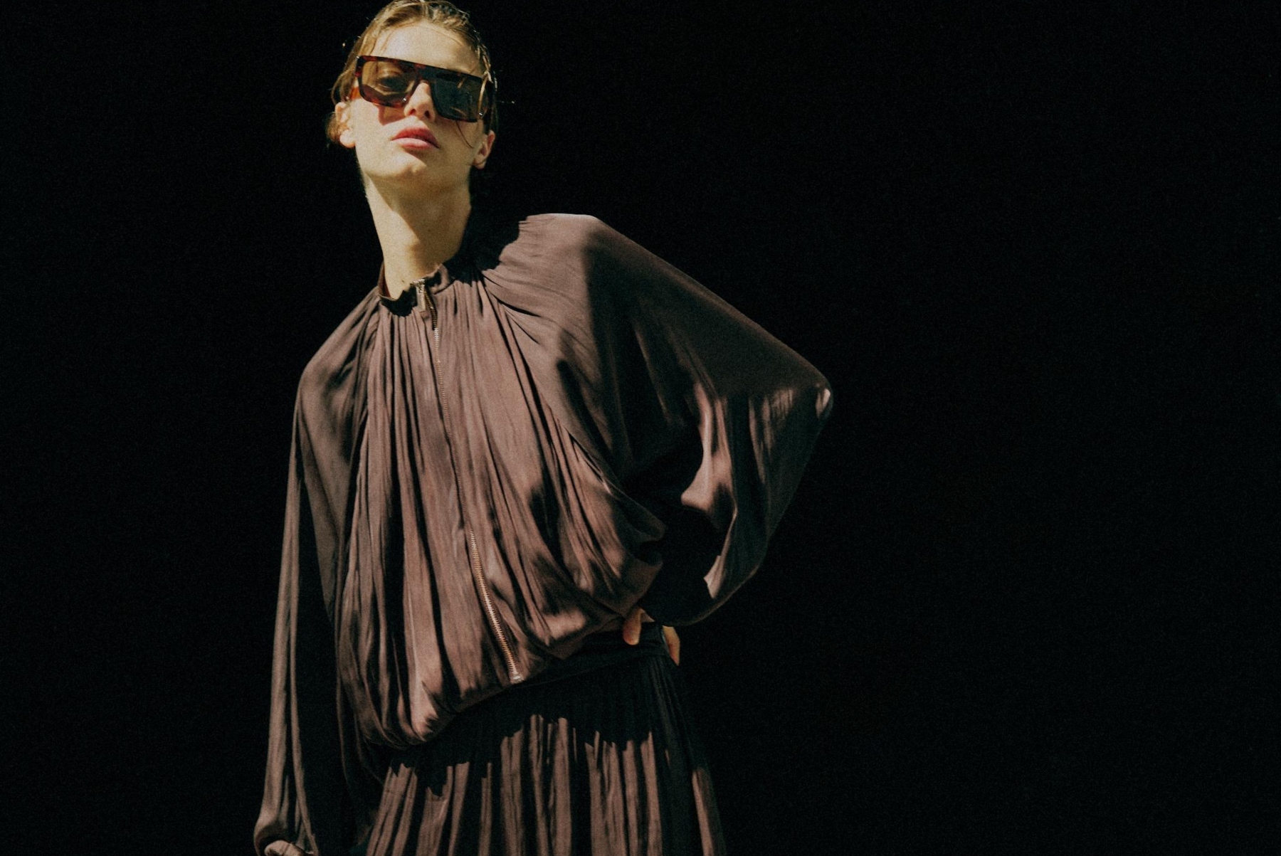 El fin del reinado de los vaqueros, los 8 pantalones de satén de Zara y H&M que los han destronado esta primavera y que combinan con sandalias planas