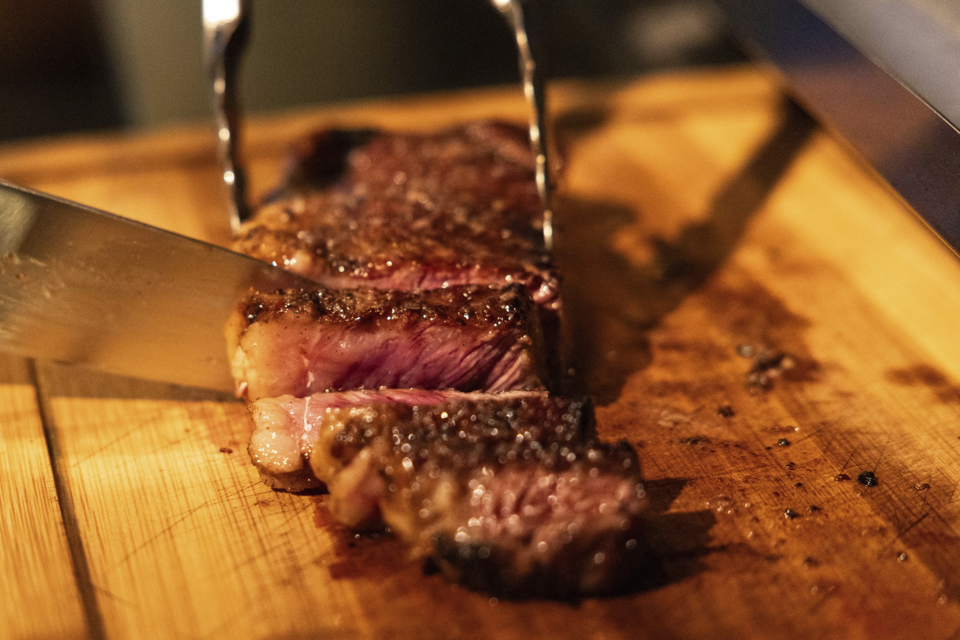 La carne de Wagyu argentino que llega de la Pampa en vuelos comerciales envuelta en mantas térmicas que está conquistando España