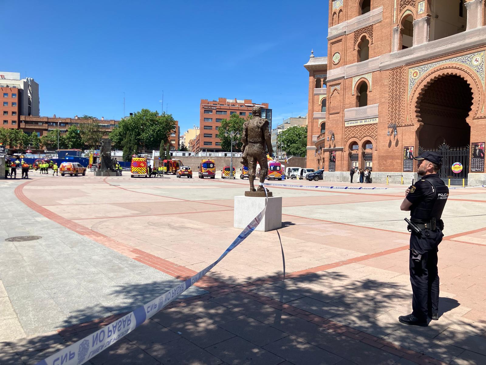 La rotura de una tubería de gas en las obras de la estación de metro de Ventas obliga a cortar la líneas 2 y 5 del suburbano y el tráfico en la calle de Alcalá Han sido desalojadas varias estaciones como consecuencia de la avería que va a provocar problemas de tráfico en Ventas coincidiendo con la Feria de San Isidro Leer