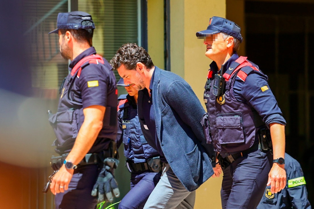 La juez acuerda prisión eludible bajo fianza para Jonathan Andic, el hijo del fundador de Mango, por la muerte de su padre Los Mossos dEsquadra han detenido este martes por homicidio al hijo del fundador de Mango, que ha sido trasladado al juezgado de Martorell esposado Leer