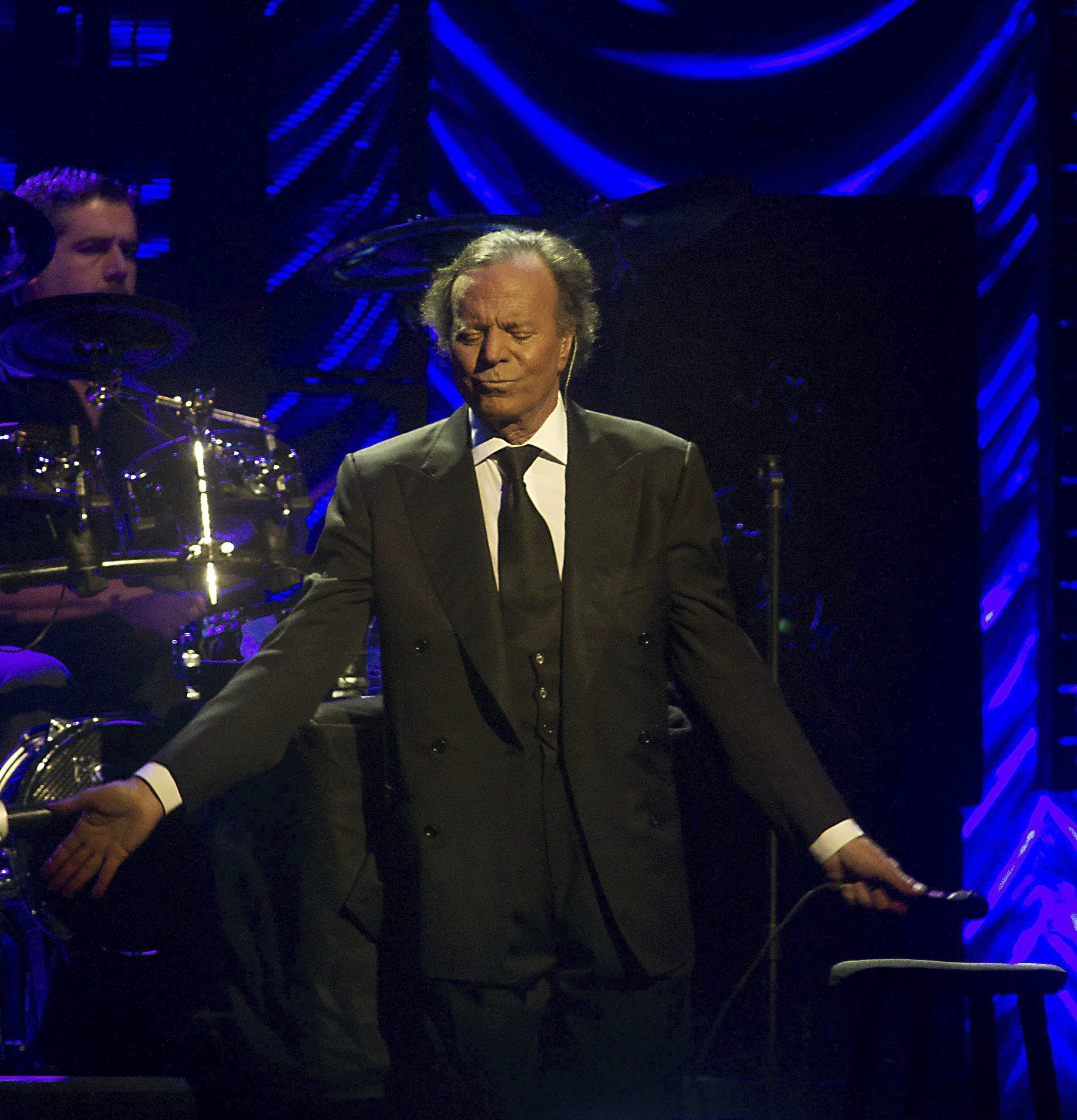 Julio Iglesias se querellará contra Yolanda Díaz en el Supremo por injurias y calumnias El cantante solicitó que Díaz se retractara después de que dijera que en su casa se cometían abusos sexuales y los trabajadores se encontraban en régimen de esclavitud Leer