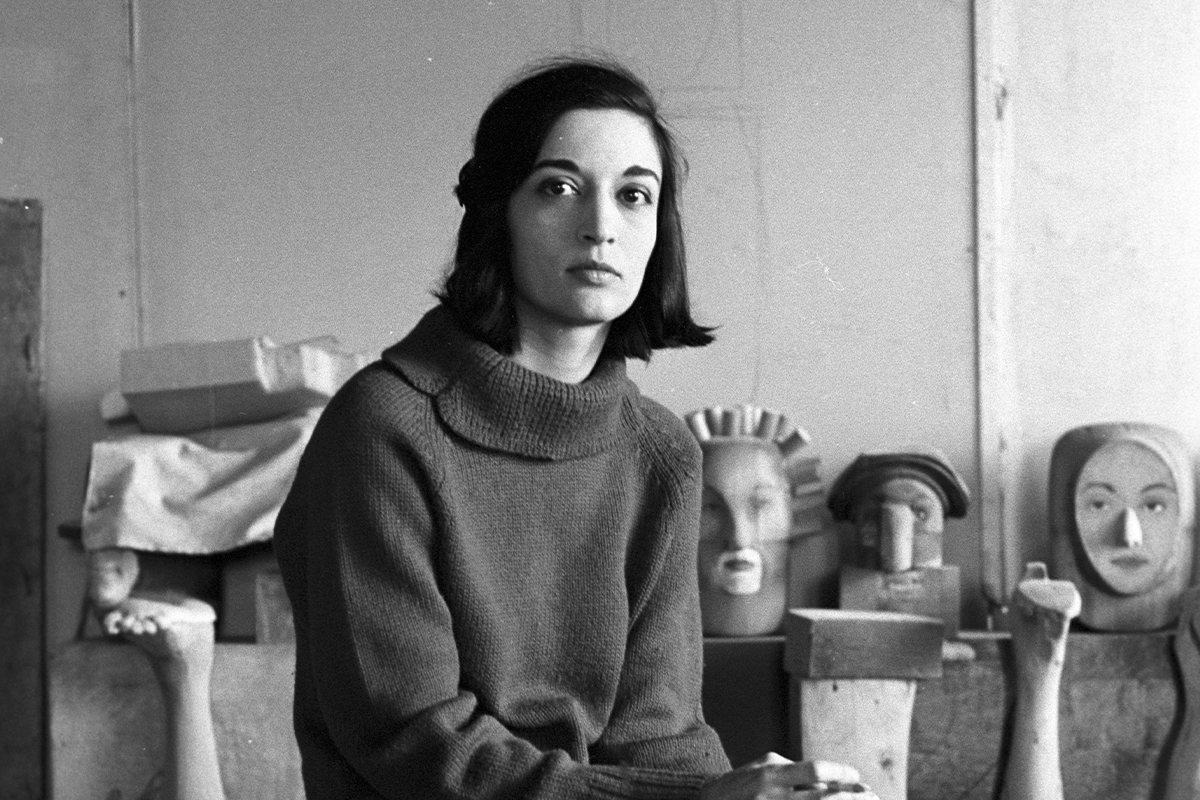 La otra Marisol, la estrella olvidada del pop art que ya brillaba antes que Warhol: "Estaba entre una impresionante marquesa de Fellini y una beatnik consumidora de marihuana" El Centro Botín reivindica la figura olvidada de la artista que llegó a ser una estrella en la Nueva York de los 60, más famosa que su amigo Andy Warhol, pero que cayó en un injusto olvido. "Tenemos la obligación histórica de rescatar su trabajo", resalta la comisaria Laura Vallés Leer