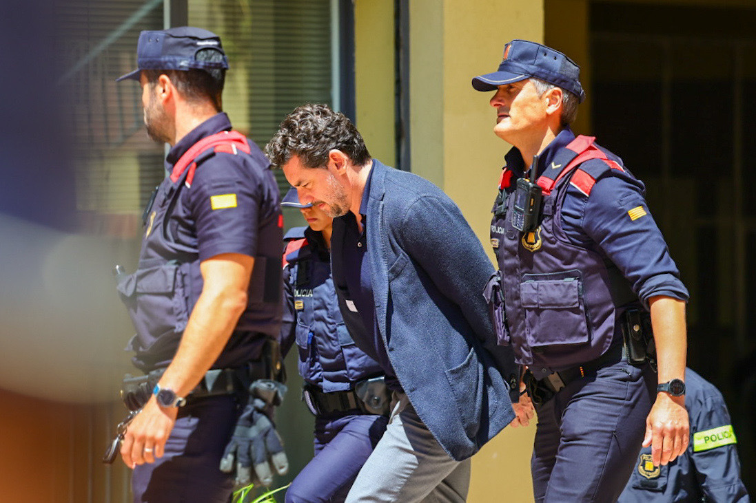 De gran delfín de Mango a sospechoso de homicidio en dos años: el gran desencuentro de Jonathan Andic y su padre El hijo mayor del fundador de Mango tuvo la dirección de la empresa en sus manos, hasta que llegaron las pérdidas y fue relegado a la vicepresidencia del grupo Leer