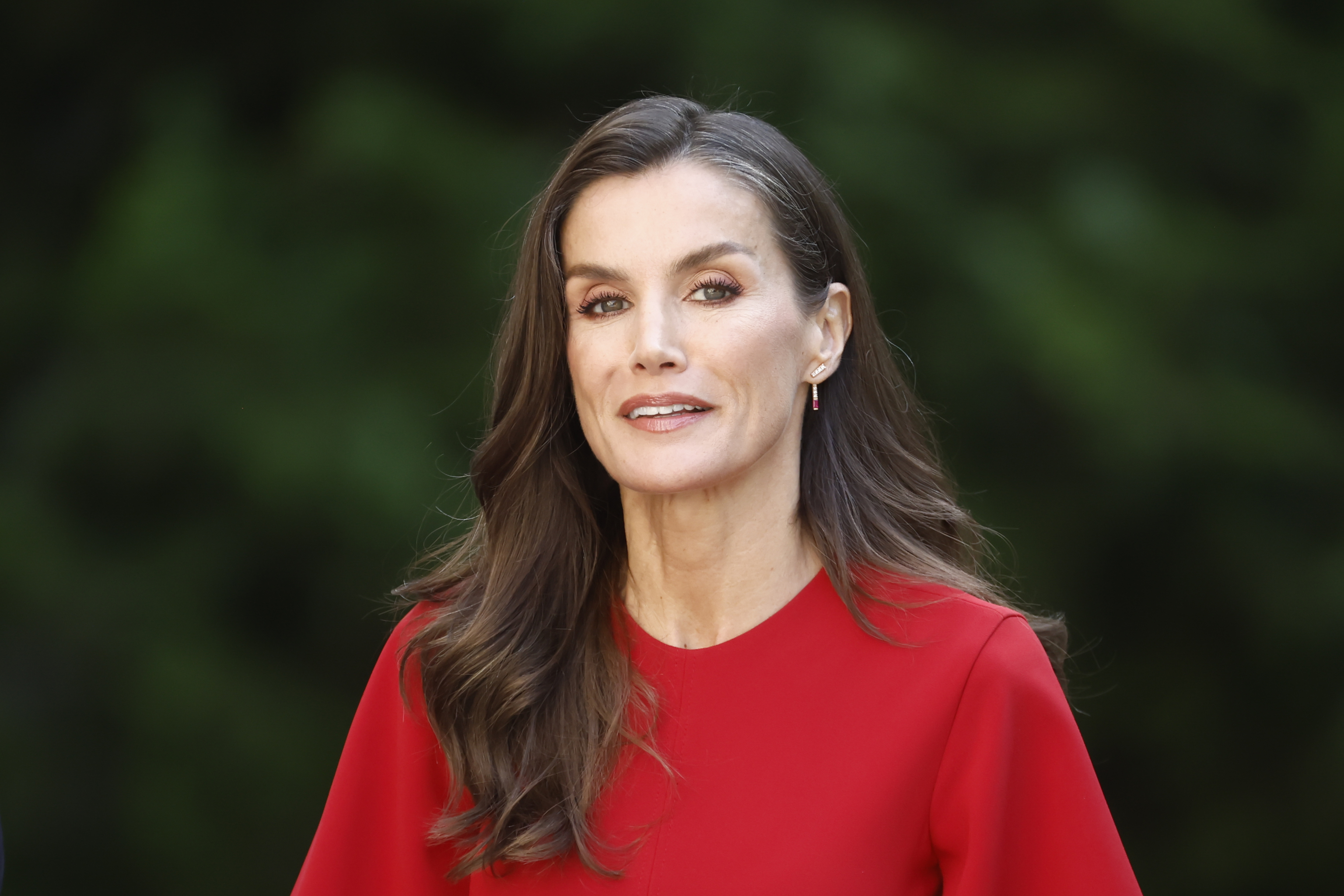 La Reina Letizia se copia a sí misma con el vestido trampantojo rojo de rabiosa tendencia