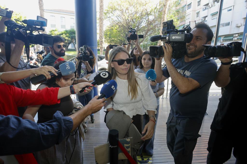 La ex concejala imputada tras lograr un piso protegido en Alicante desconoce si sus suegros están empadronados en la urbanización de lujo El arquitecto municipal investigado por el escándalo de Les Naus admite que optó a una de las viviendas bajo sospecha después de participar en su tramitación Leer