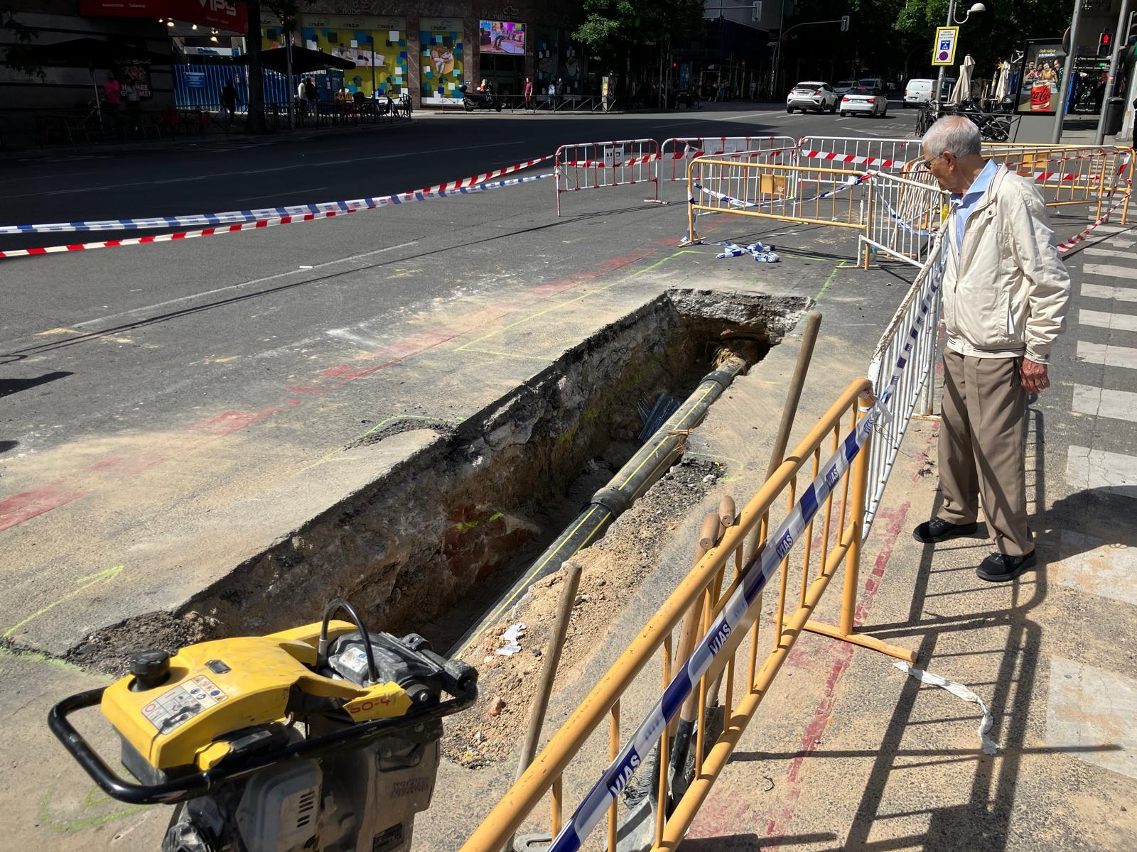 El caos de Ventas, por culpa de  un agujero de milímetros en la tubería del gas: una zanja de cinco metros, 40 bomberos a turnos, 30 estaciones de Metro sin servicio...