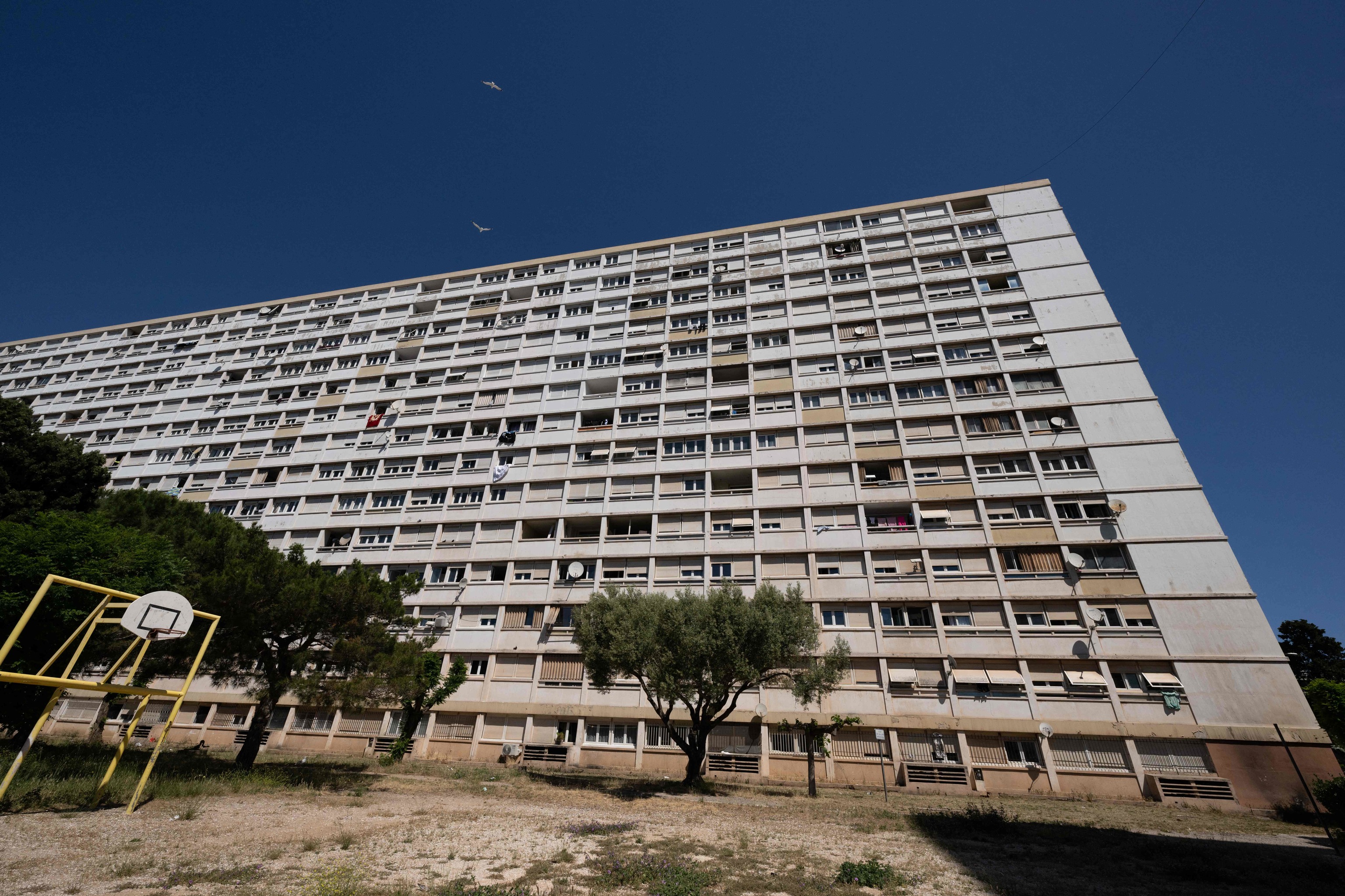 Una mujer mata a tres de sus hijos al tirarse con ellos desde un piso 13 en Francia Dos de los niños murieron en el acto junto a la mujer, mientras que una niña, trasladada en estado crítico, falleció poco después Leer