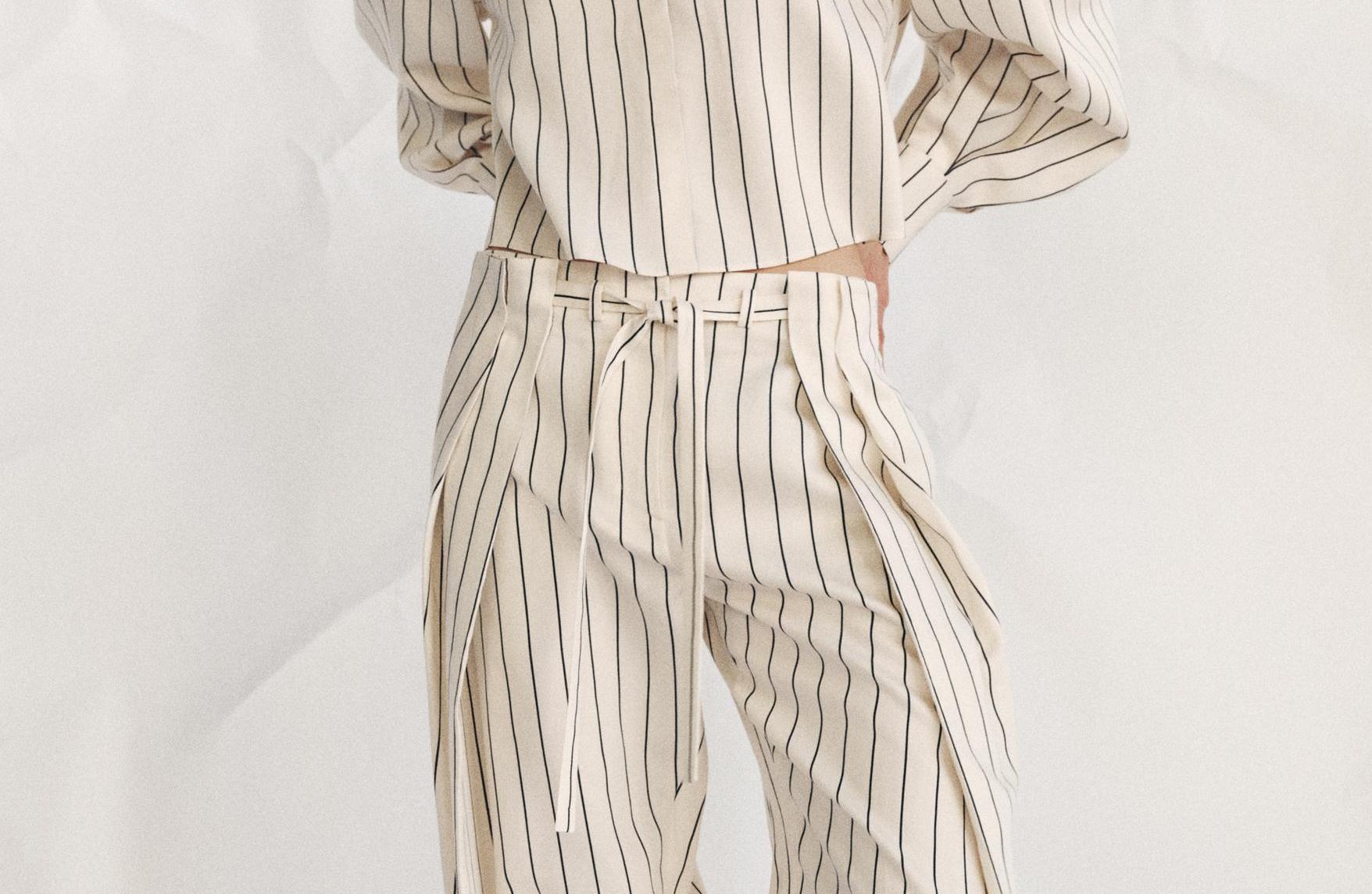 Llevaba años sin mirar un pantalón de rayas hasta que vi cómo combinarlo: los 8 de Zara más bonitos y elegantes