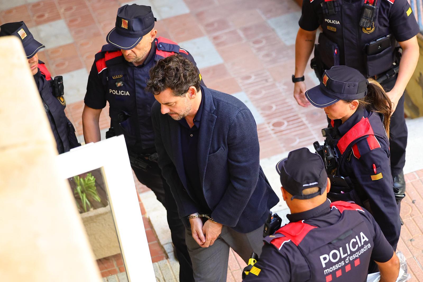 La huella no fortuita de Andic padre antes de caer que señala a Jonathan: es necesario refregar la suela como mínimo cuatro veces para llegar a conseguir una pisada similar La juez ve indicios probados de que el primogénito tuvo una participación activa y premeditada en la muerte del fundador de Mango Leer