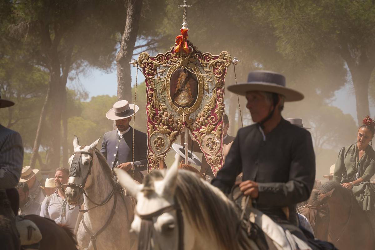 El Simpecado de la Matriz de Almonte llega a la Aldea del Rocío tras recorrer el Camino de los Llanos: "Todo el pueblo va a su encuentro"