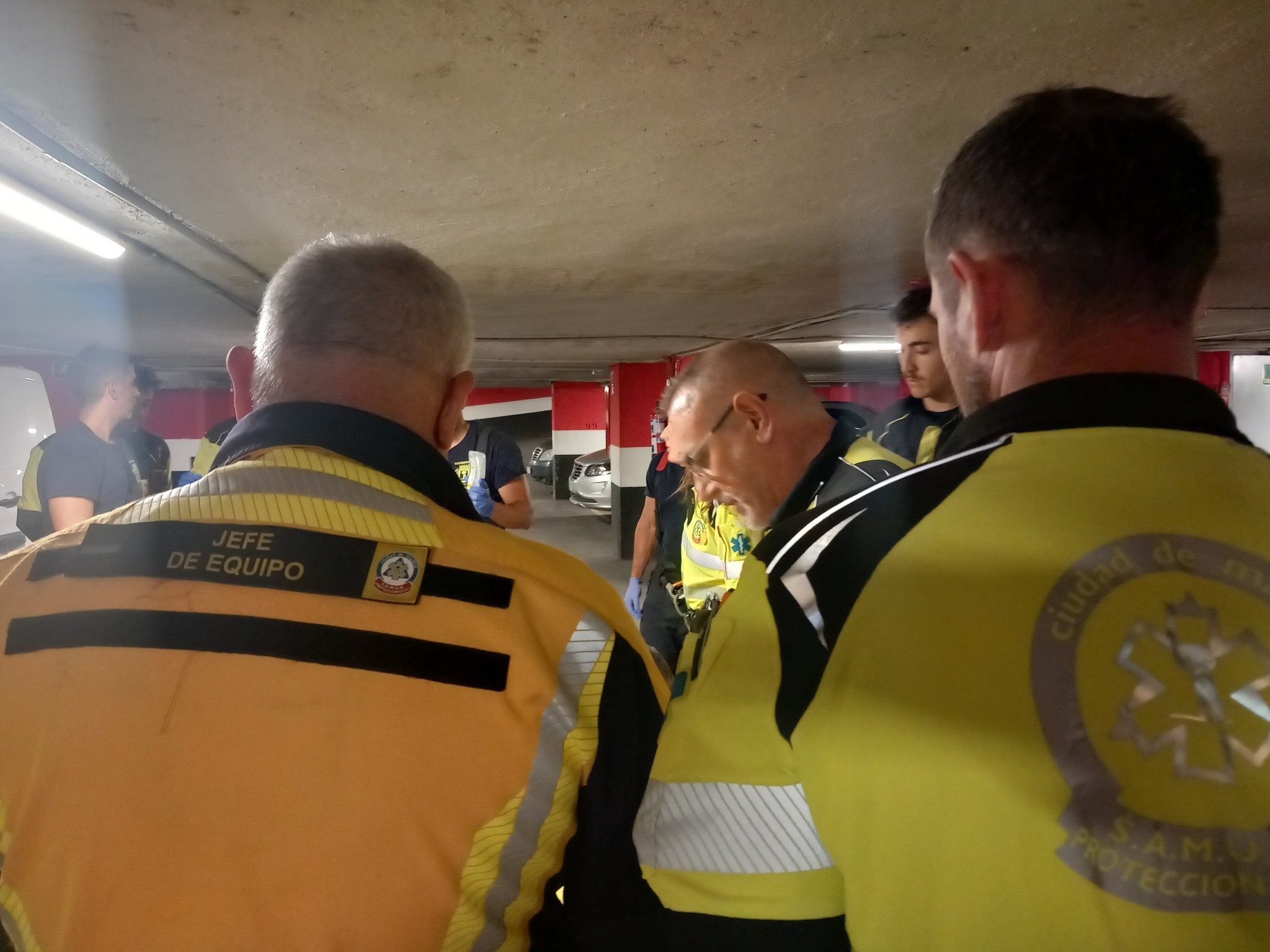 Muere un hombre de 52 años atrapado entre su furgoneta eléctrica y una columna en un garaje de Madrid tras bajarse para empujar el vehículo La mujer ha bajado al garaje por la tardanza de su marido y se ha encontrado la tragedia. Se sospecha que intentó empujar la furgoneta desde el exterior con la ventanilla bajada Leer
