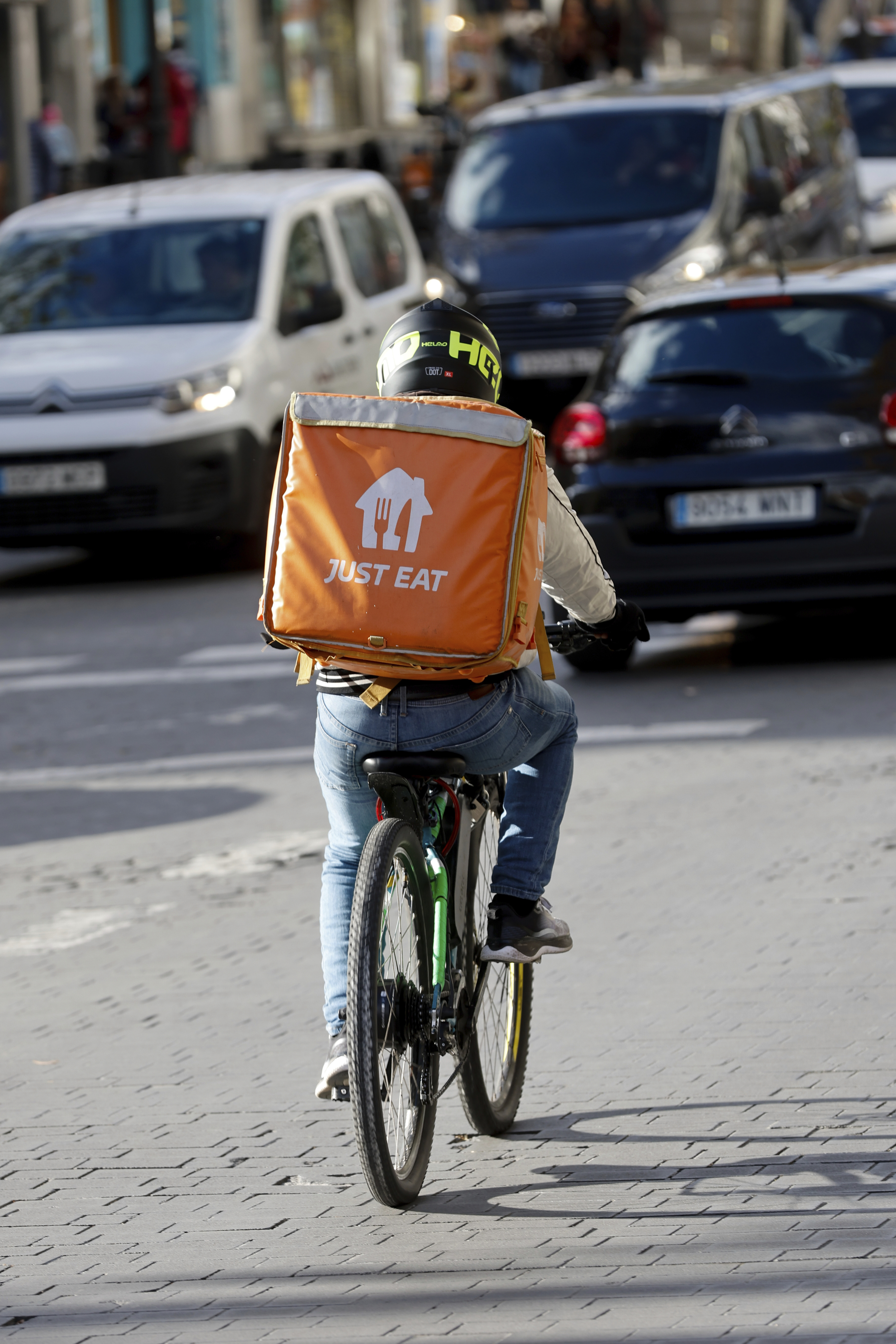 Just Eat permitirá pedir comida a domicilio por WhatsApp en España