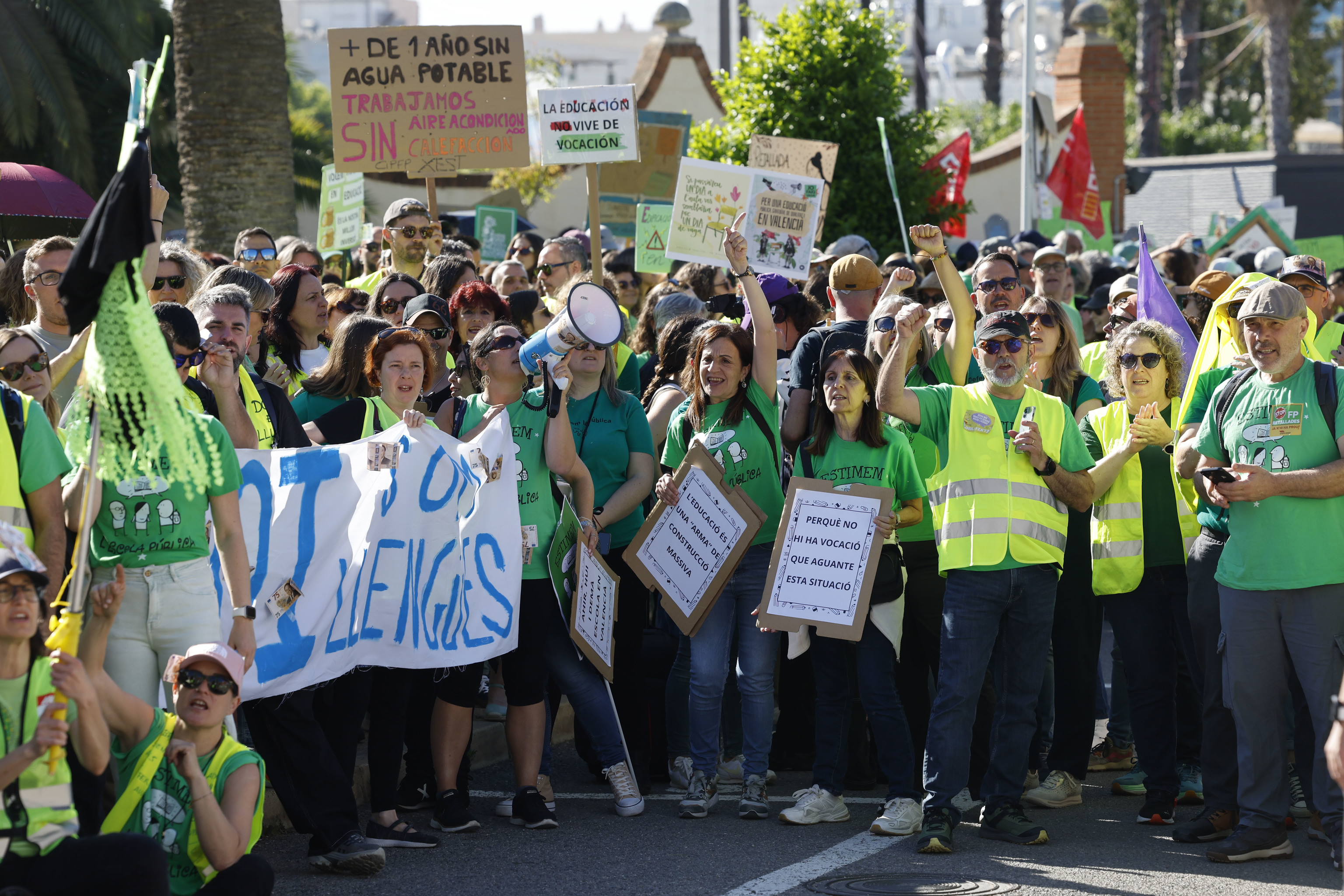Un centenar de profesores en huelga corta la carretera N-240 en Tarragona