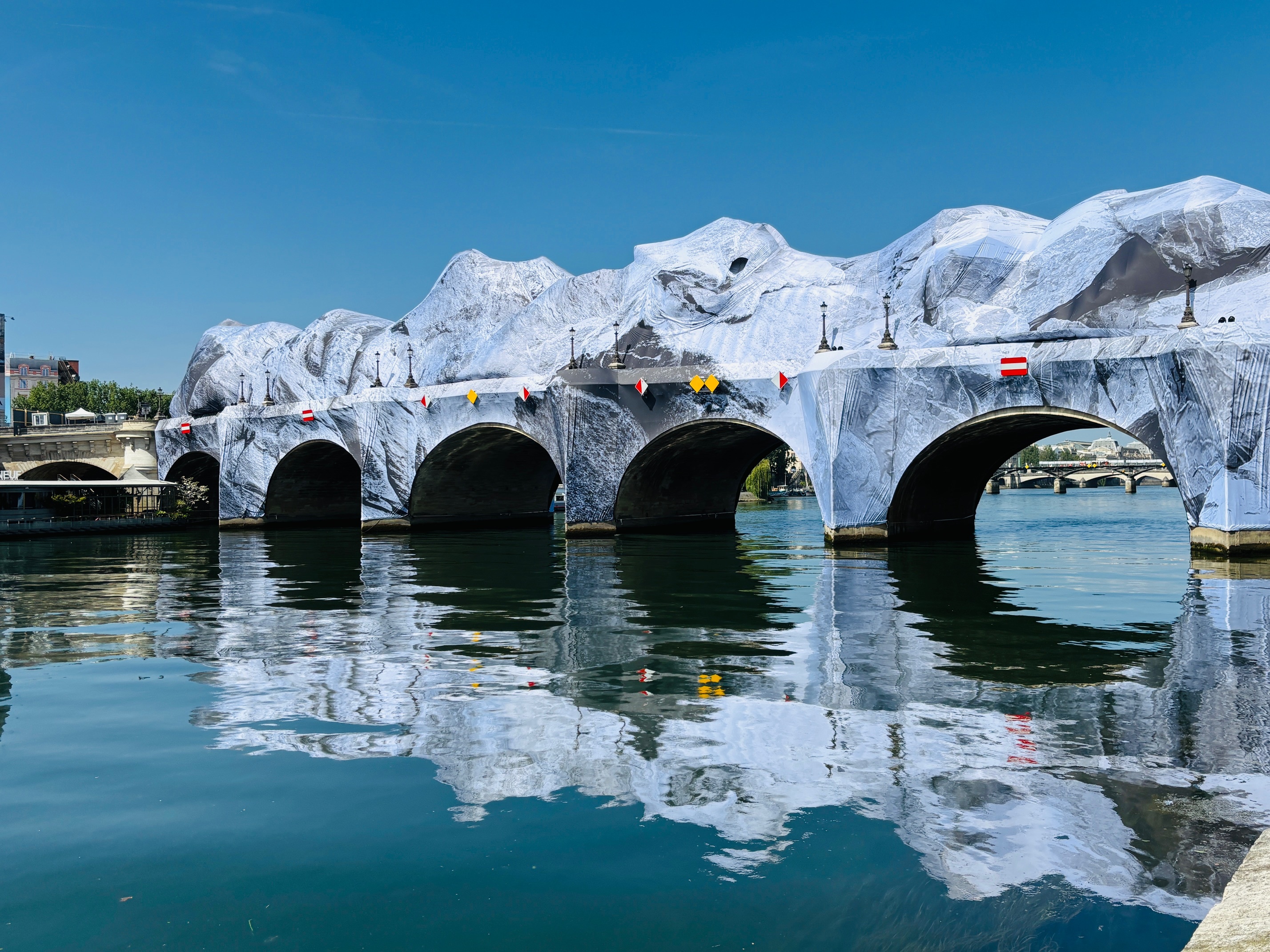 Una instalación del artista JR convierte el Pont Neuf de París en una gruta de 120 metros