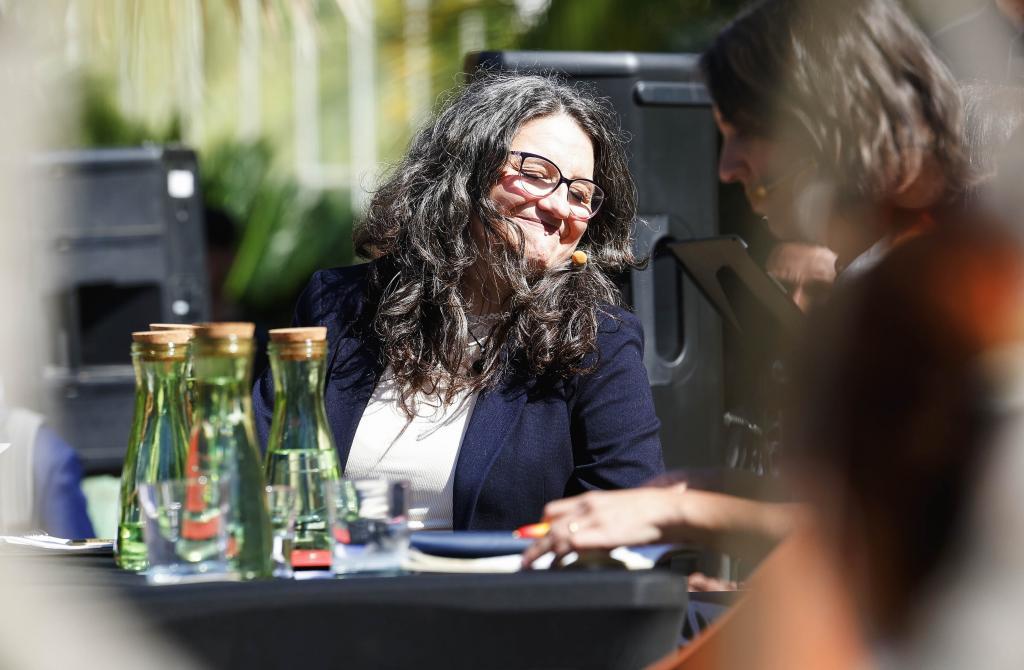 El regreso de Oltra a la política desata otra batalla interna en Compromís: Parece que no la quieran de candidata La ex vicepresidenta choca con la dirección de la formación, que sigue sin ratificarla como cabeza de lista para las próximas elecciones y arranca la precampaña sin darle ningún protagonismo Leer