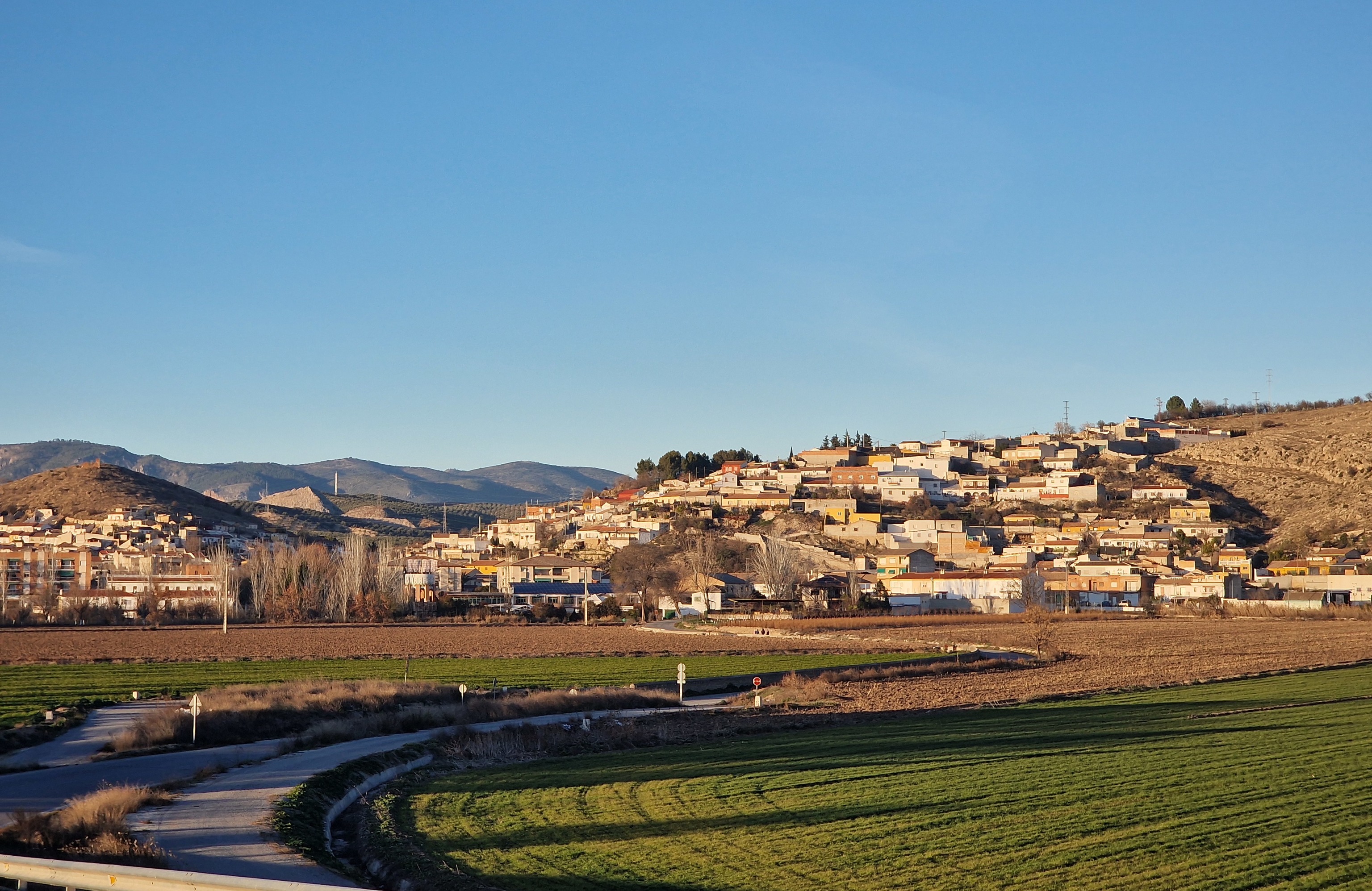 Un joven que hacía el pino en Pinos Puente (Granada) cae por un puente y tiene que ser rescatado