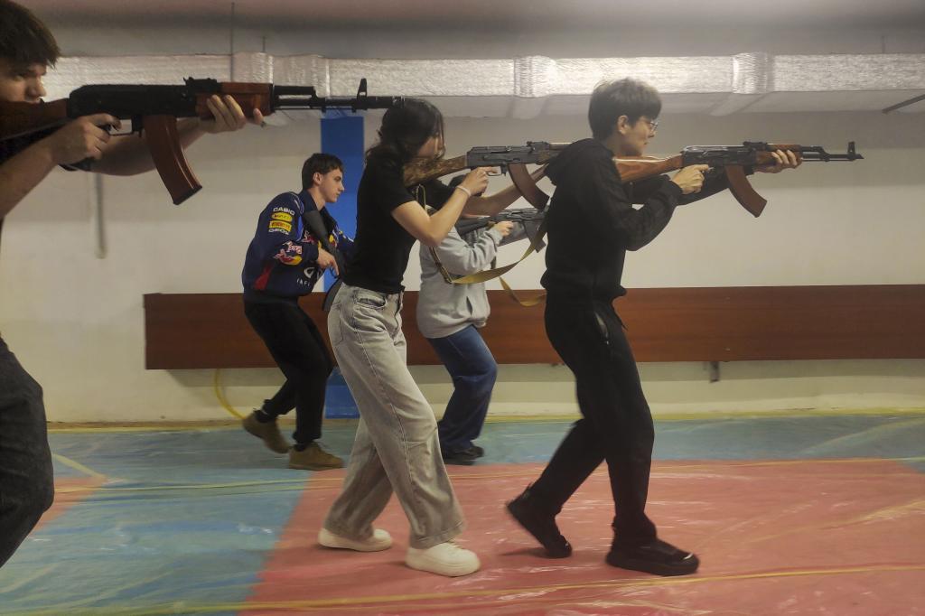 Ucrania refuerza la formación militar práctica de sus adolescentes ante la amenaza rusa
