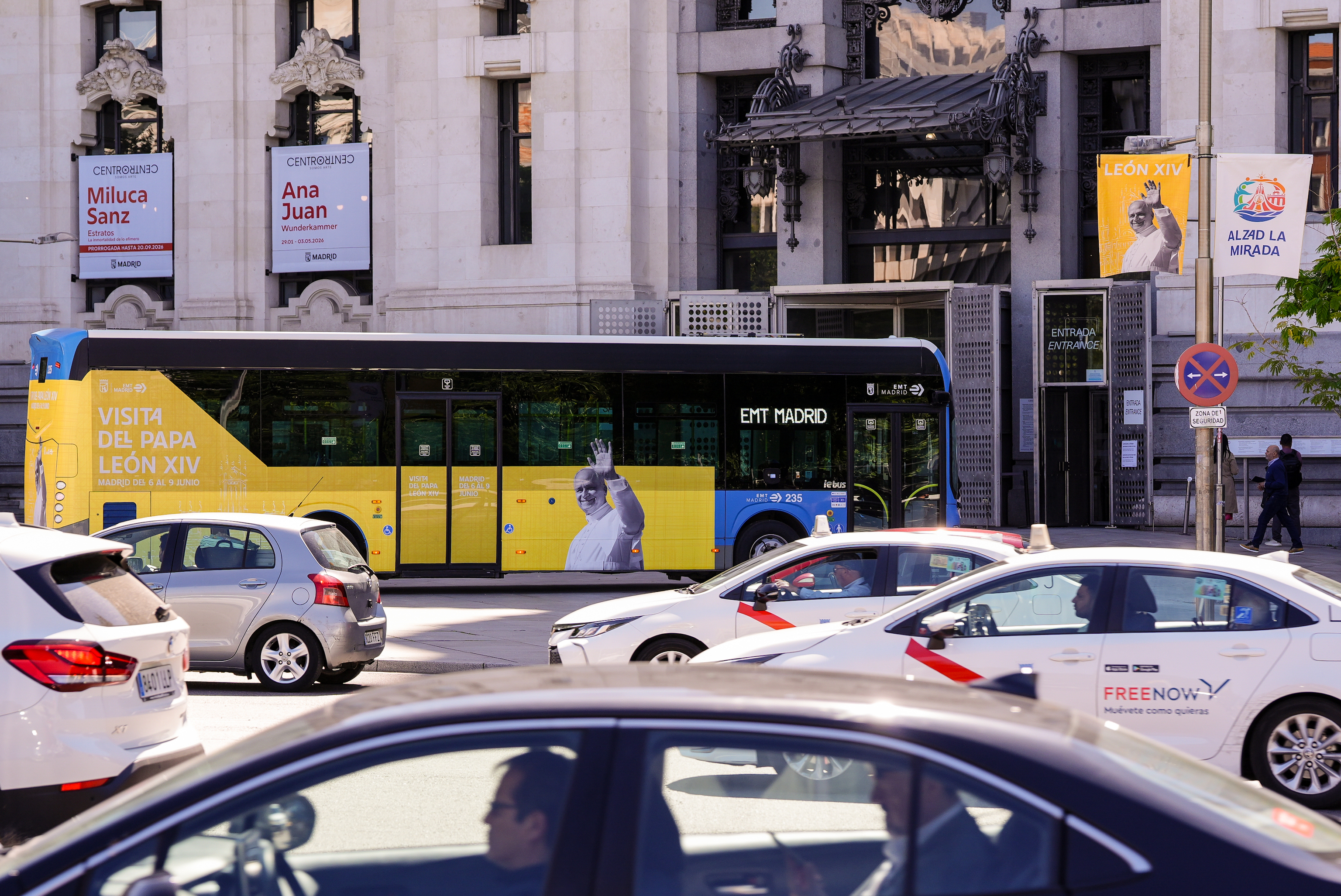 Tensión en el Ayuntamiento de Madrid con la visita del Papa León XIV y un panorama 'apocalíptico' para la movilidad en la capital: 