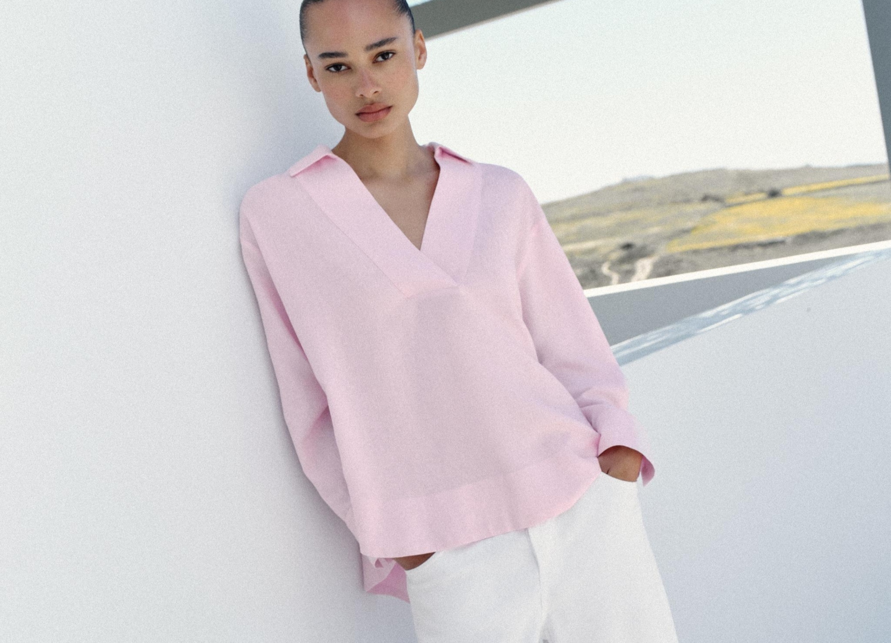 Los vaqueros blancos de Zara que hacen tipazo y combinan con blusas románticas o de lino: están arrasando esta primavera-verano