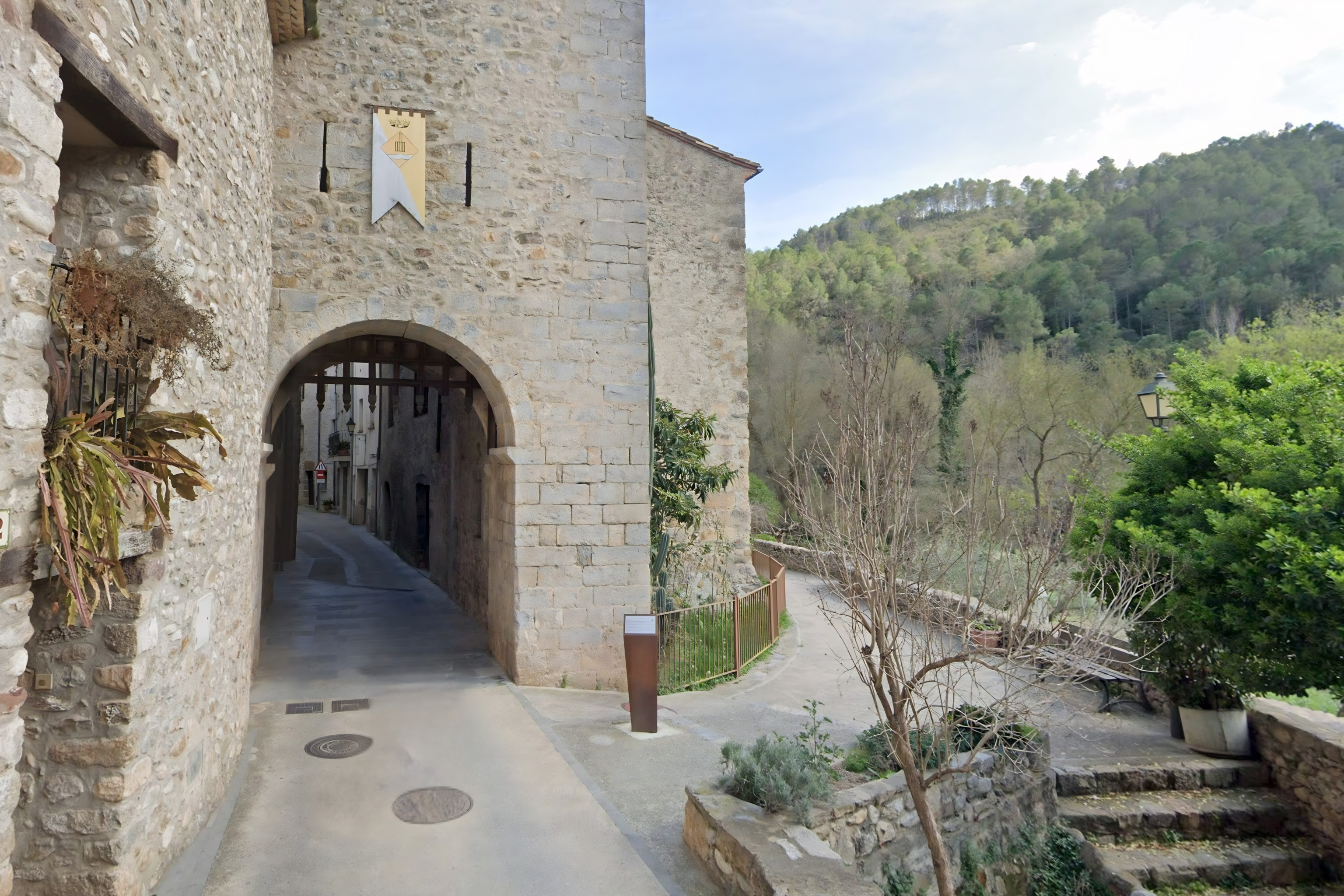 El pueblo medieval ubicado en Girona que todavía no está en las rutas más turísticas y es perfecto para descubrirlo este mes de mayo