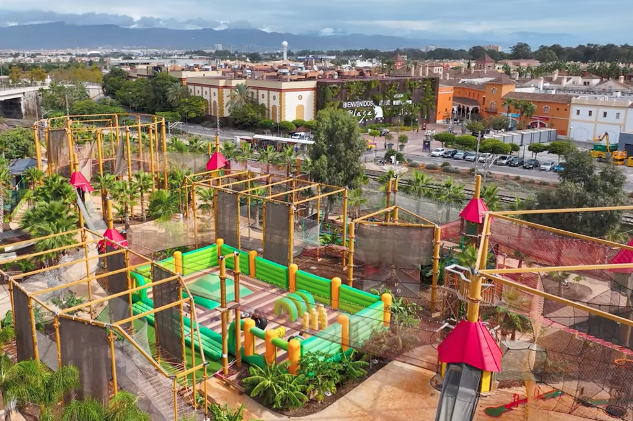 El parque de aventura en Málaga con más de 30 actividades que arrasa entre familias: redes, circuitos y diversión sin pantallas
