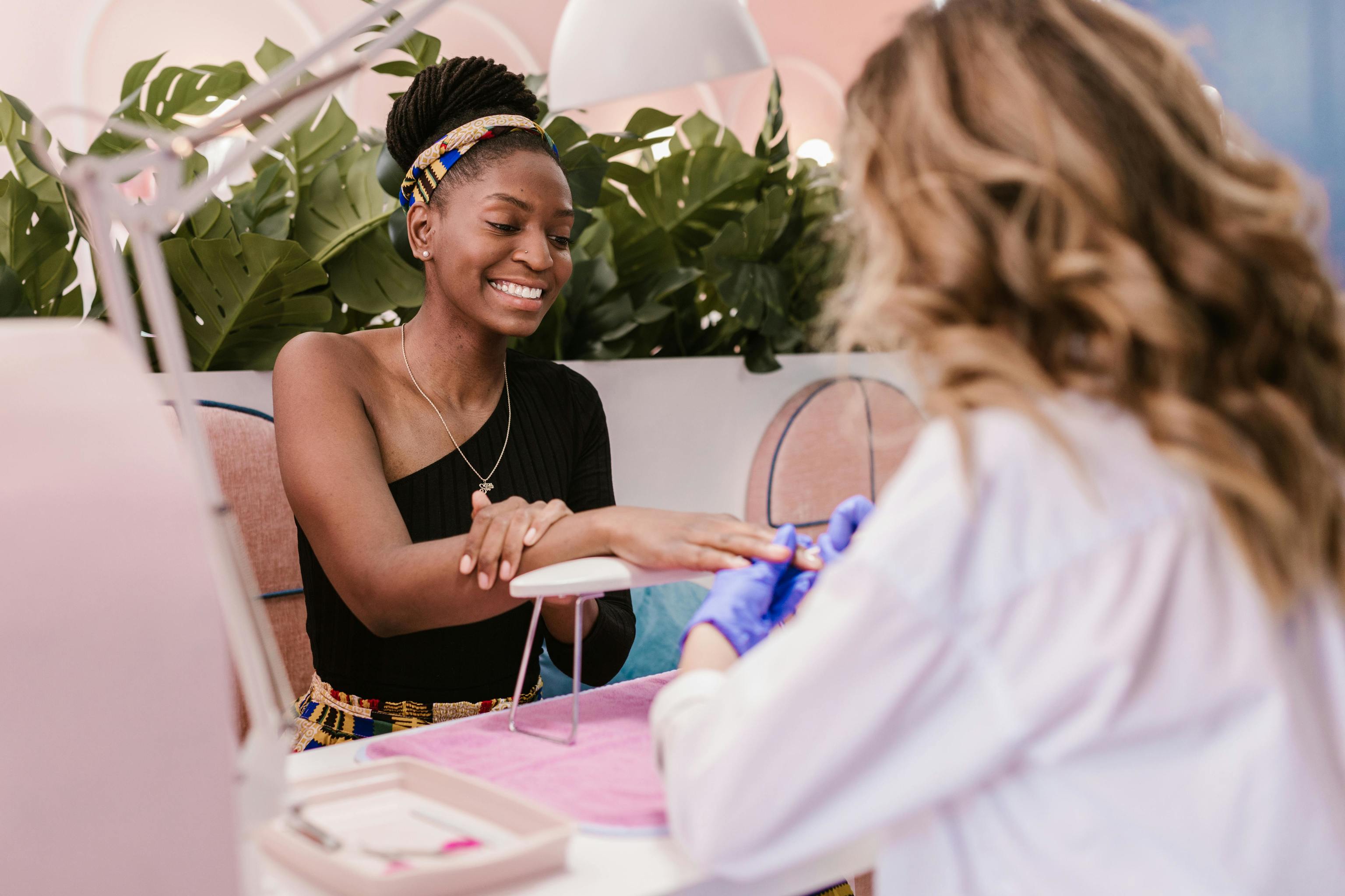 Adiós a las uñas aburridas: la tendencia de las uñas foil es la más elegante y luminosa para tus eventos de primavera