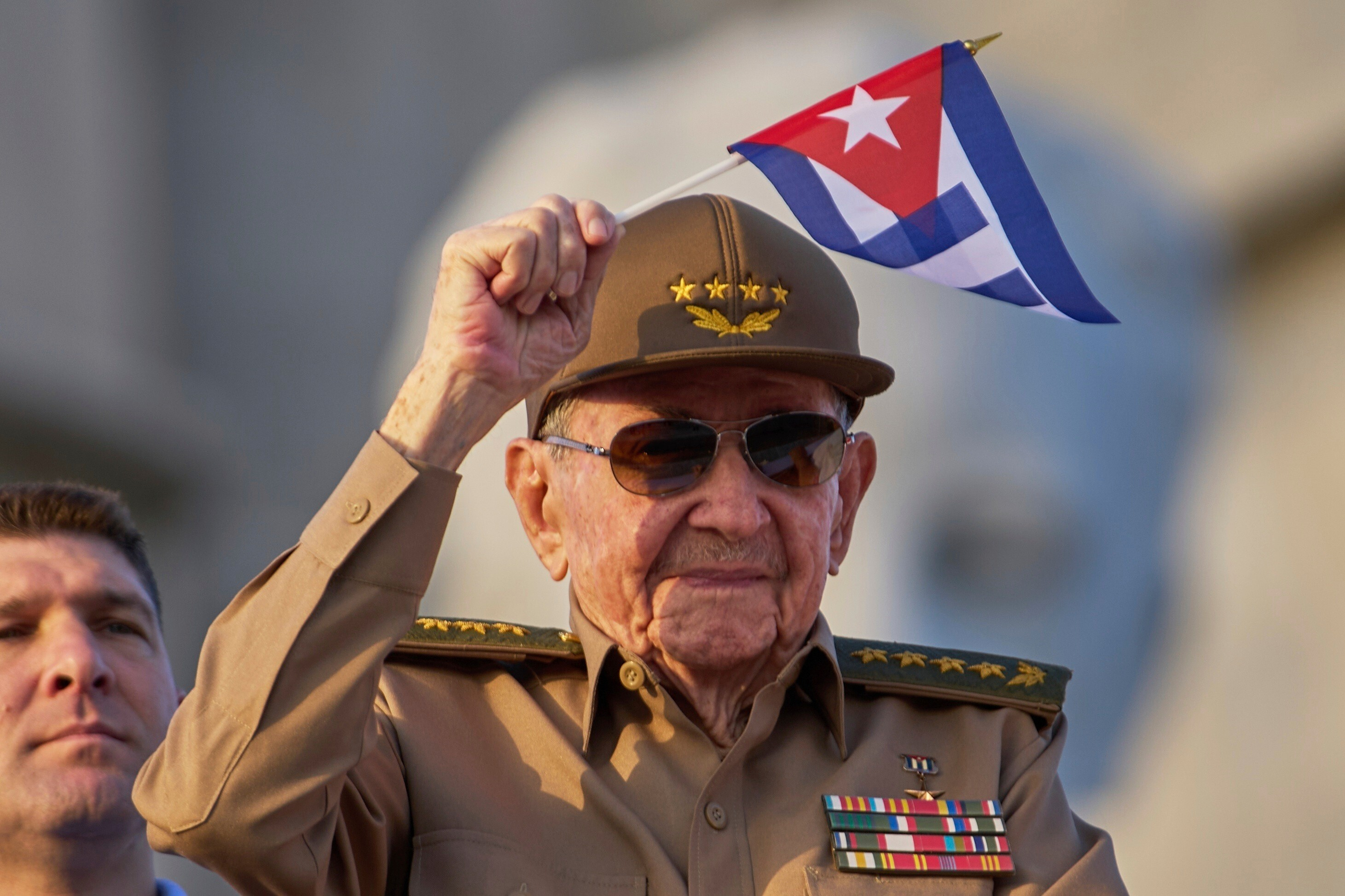 Raúl Castro no aparece en el acto de protesta por su imputación frente a la Embajada de EEUU en Cuba El presidente Miguel Díaz-Canel, vestido de militar verde olivo, presidió el acto de solidaridad, al que el líder castrista no acudió Leer