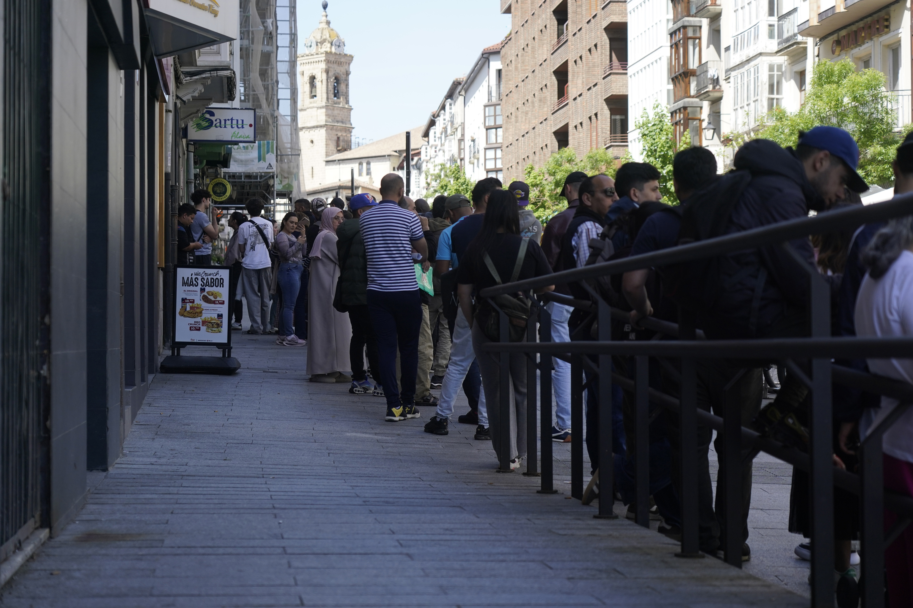 El Supremo rechaza la suspensión cautelar de la regularización masiva de inmigrantes mientras estudia los recursos Descarta los argumentos esgrimidos este viernes por la Comunidad de Madrid y Vox y rechaza que Hazte Oír y otras dos asociaciones puedan impugnar el real decreto Leer