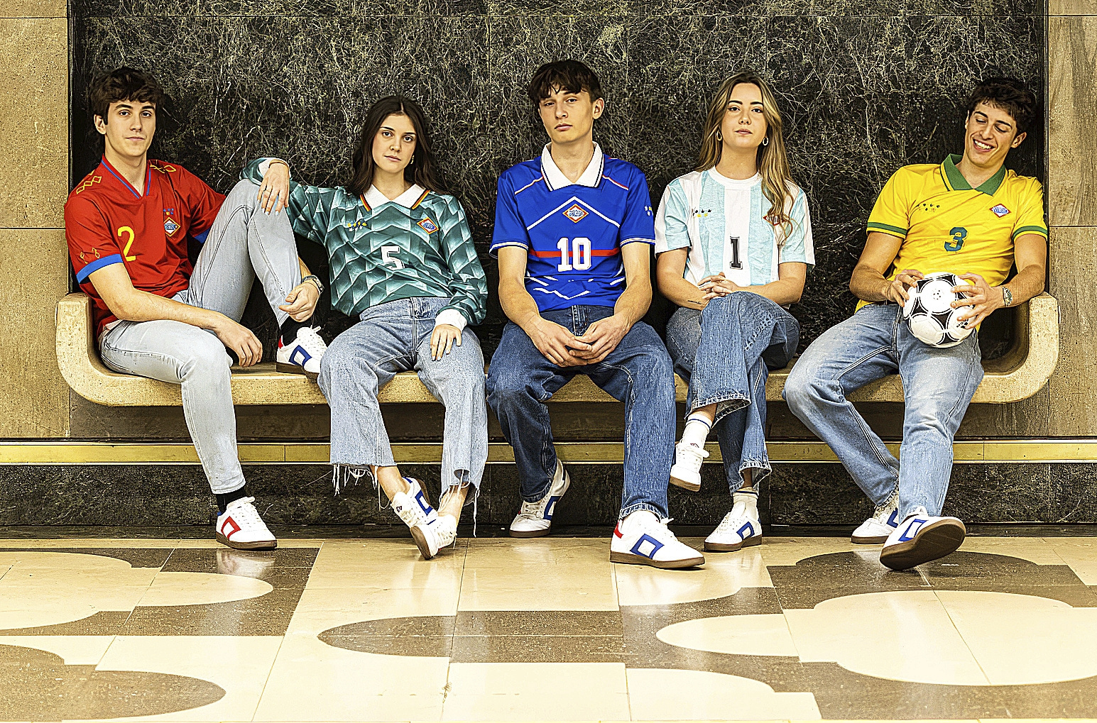 Metro lanza una colección de camisetas retro de fútbol inspirada en cinco selecciones campeonas del mundo