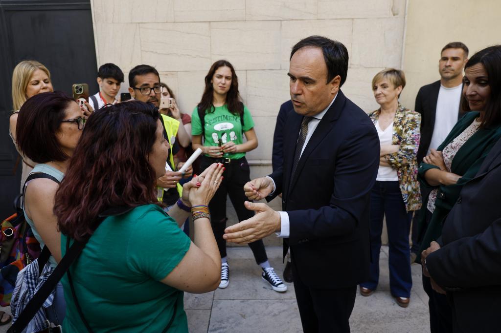 El silencio de Génova sobre el futuro del PP valenciano empieza a pasar factura interna a Llorca