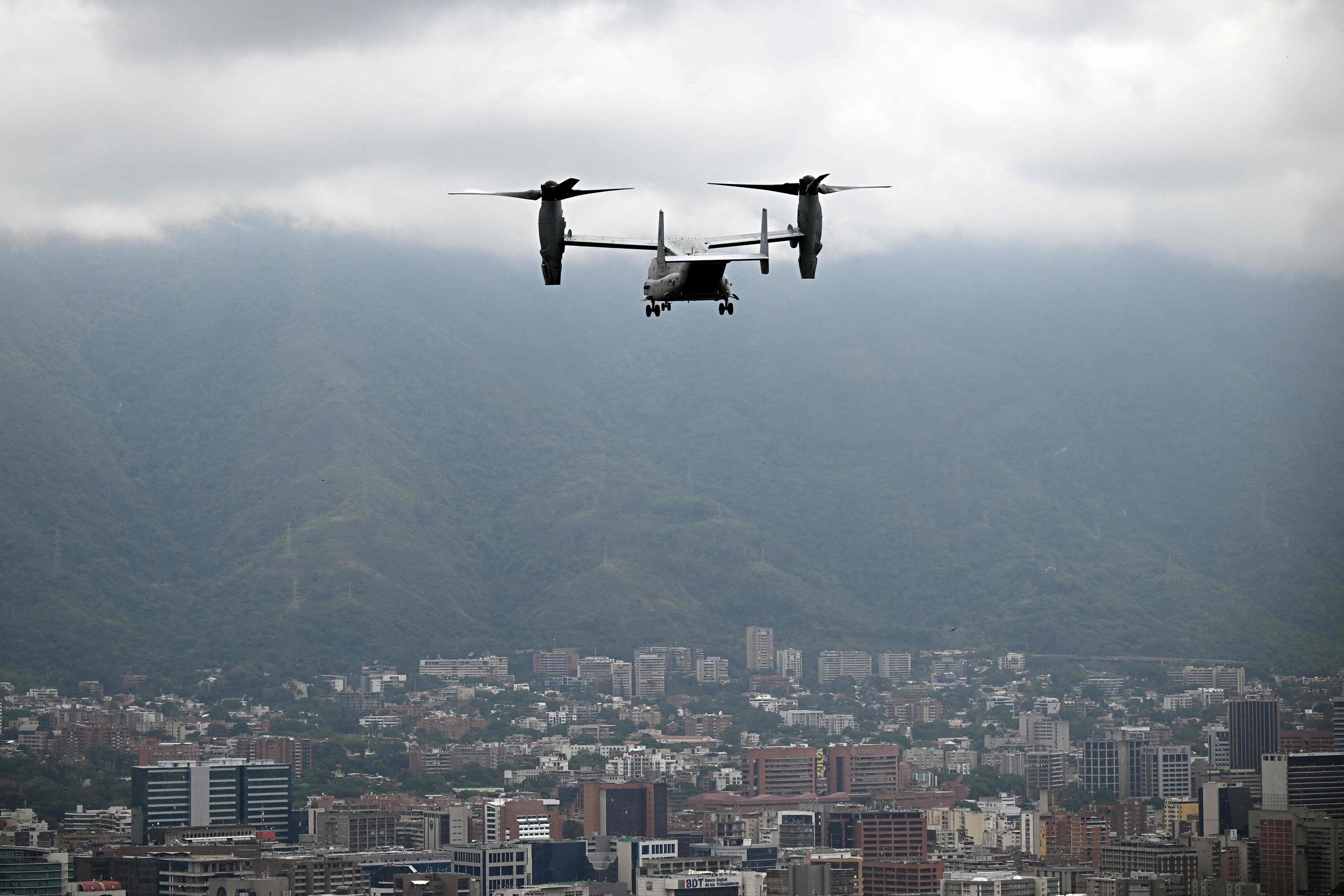Aviones de EEUU ejecutan un ejercicio militar sobre Caracas cuatro meses después de la captura de Maduro