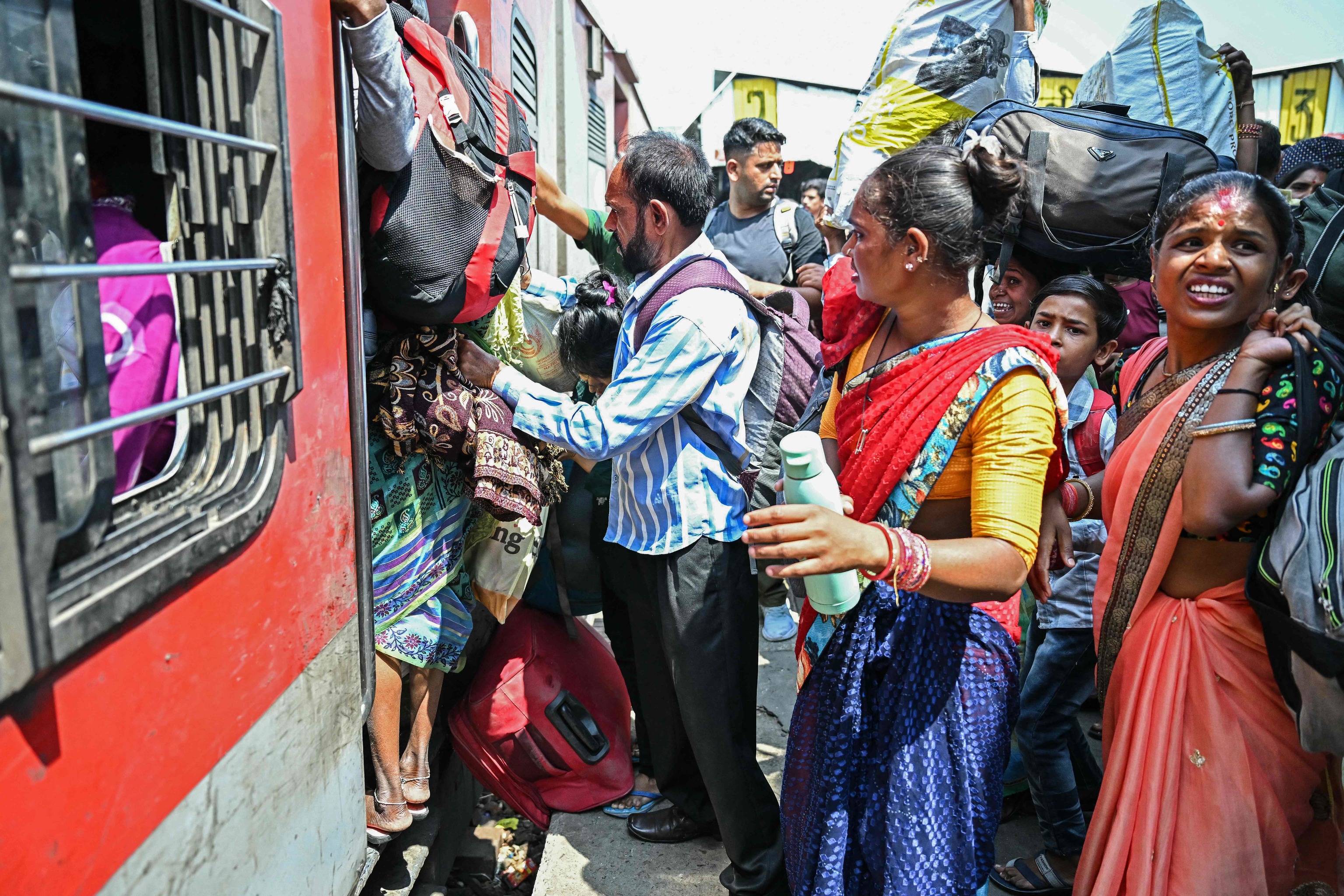 Al menos 29 muertos y 102 heridos tras la explosión de un tren en Pakistán