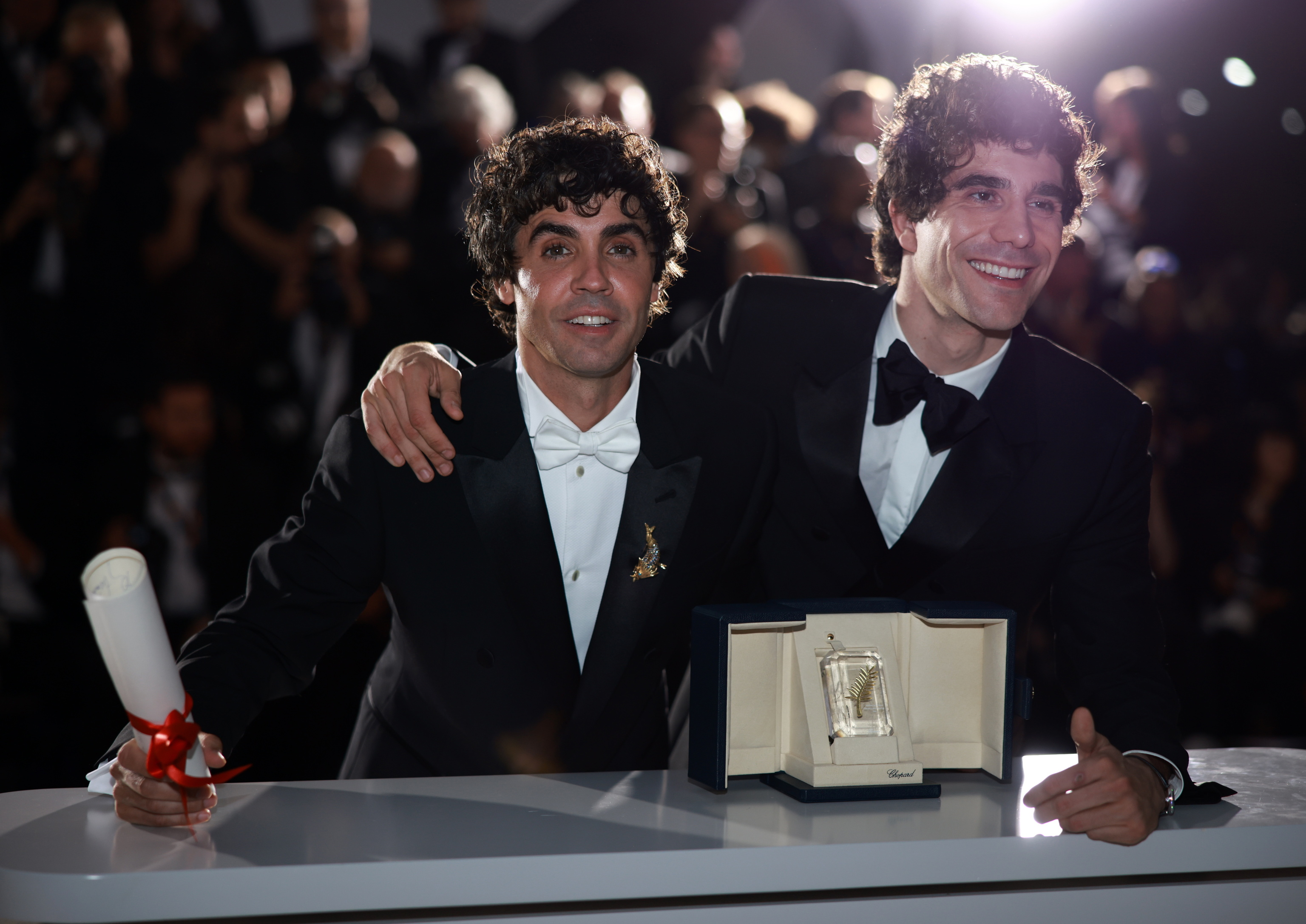 Los Javis: Tenemos la tranquilidad de que el arte ha hablado y eso es difícil cuando eres popular Tras recoger el premio a la dirección en Cannes por La bola negra, Javier Ambrossi y Javier Calvo confirman que seguirán juntos, que pese a la compra de Netflix estrenarán en los cines y dan las gracias a Penélope por sus artes de brujita Leer