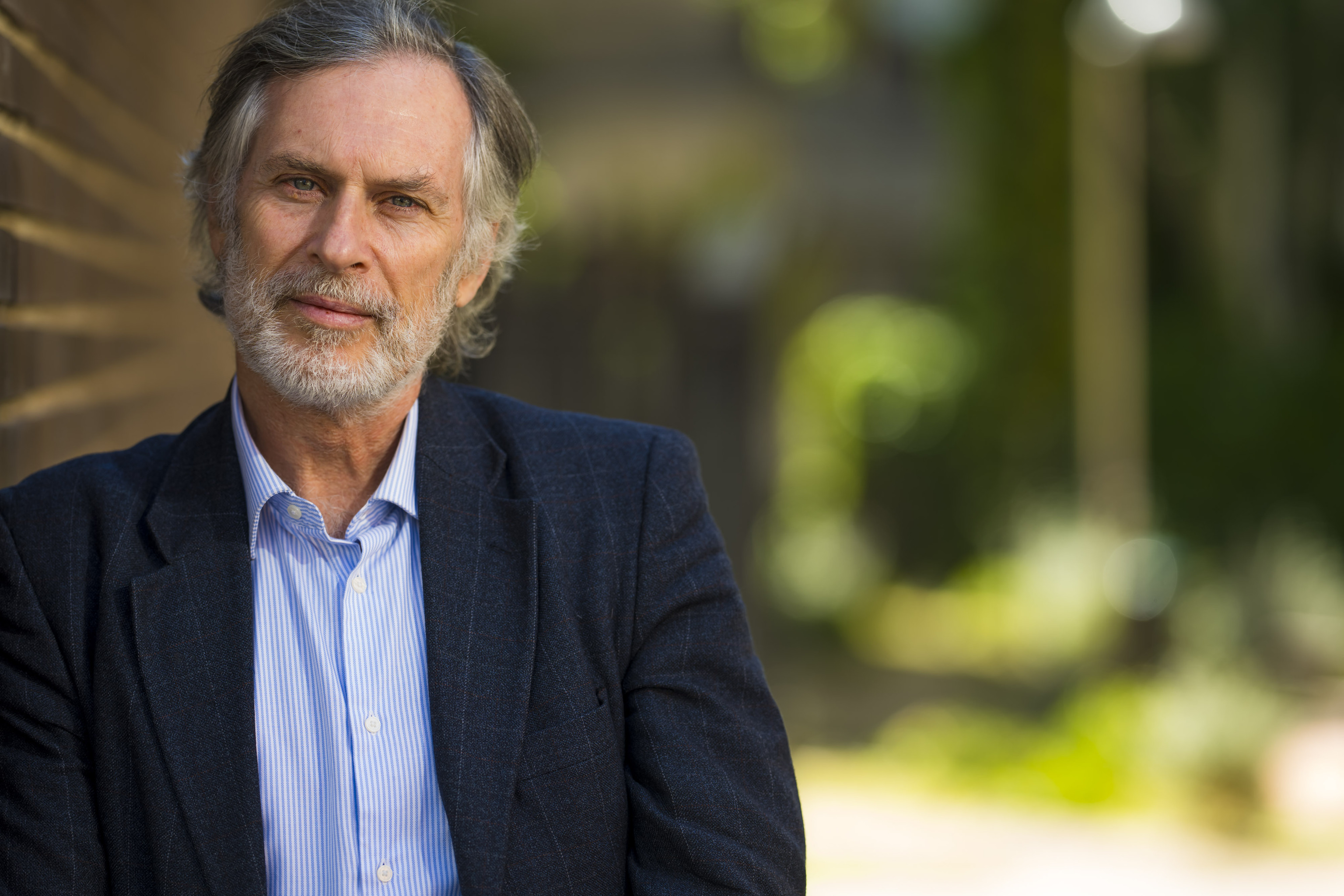 Álvaro Fierro trae a Platón y a Cristo a la actualidad: "Tanto la filosofía como la religión han sido los grandes discursos de la historia"
