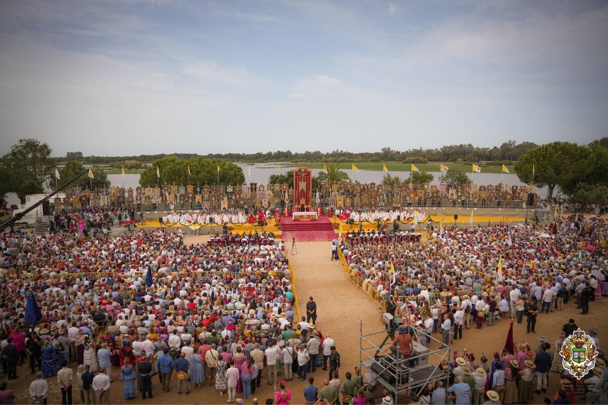 La marisma 'abraza' a los Simpecados de las Filiales y la Matriz en la Pontifical de Pentecostés: "Los almonteños ya esperan el salto en la Reja"