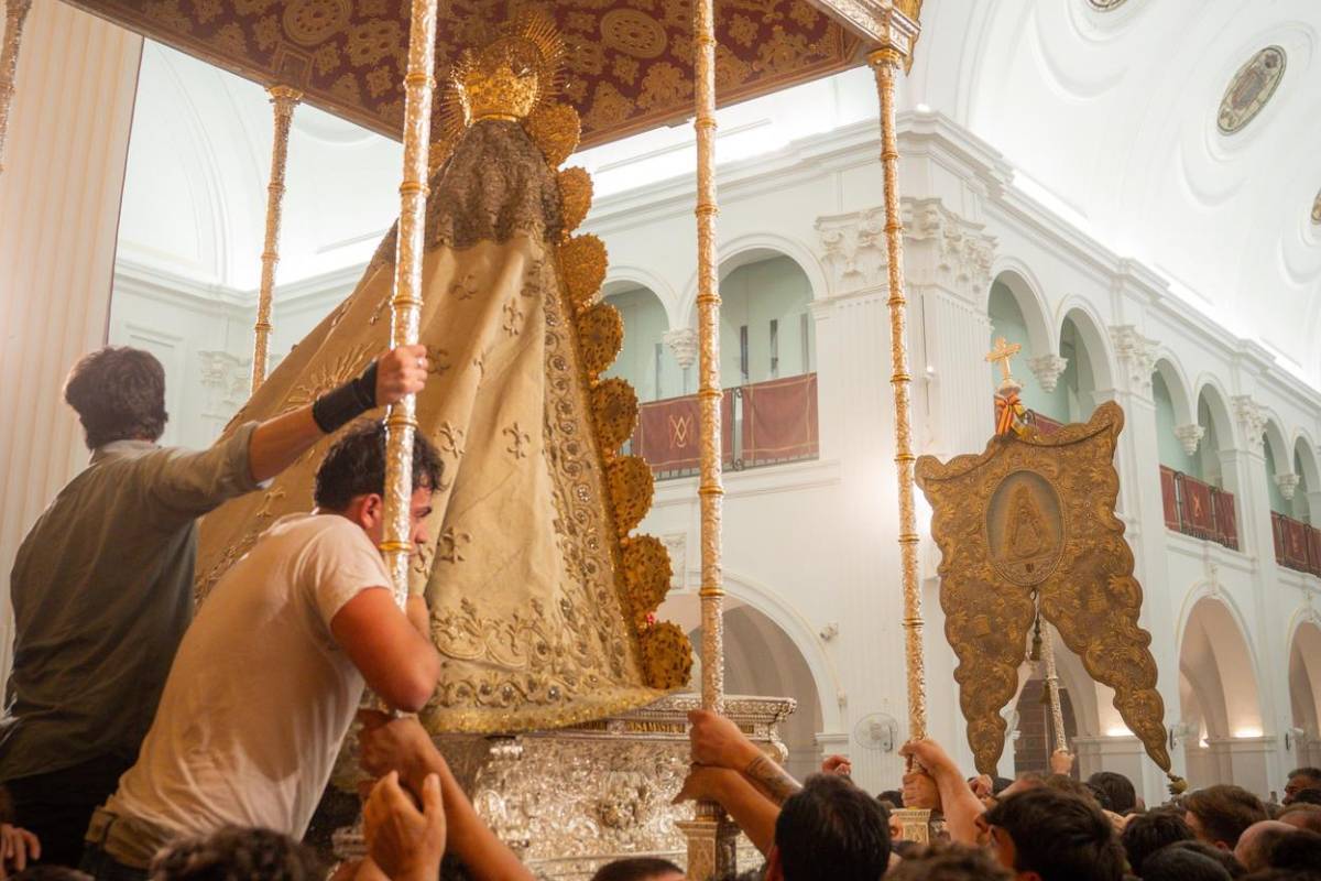 Los almonteños saltan la reja a las 3:02 horas: "La Virgen del Rocío ha vuelto a las calles de Andalucía"