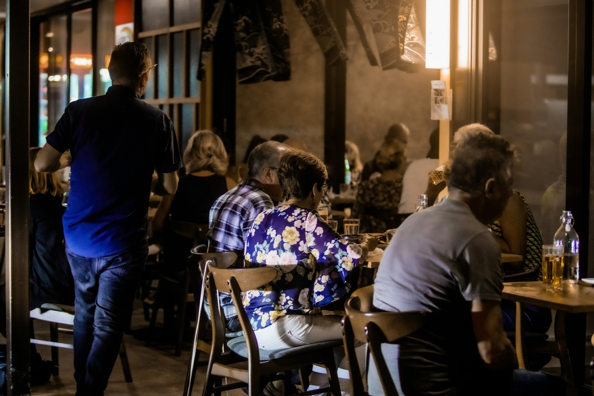 Terremoto en la hostelería: España cambia las normas y puedes exigir en bares y restaurantes raciones más pequeñas y las sobras gratis