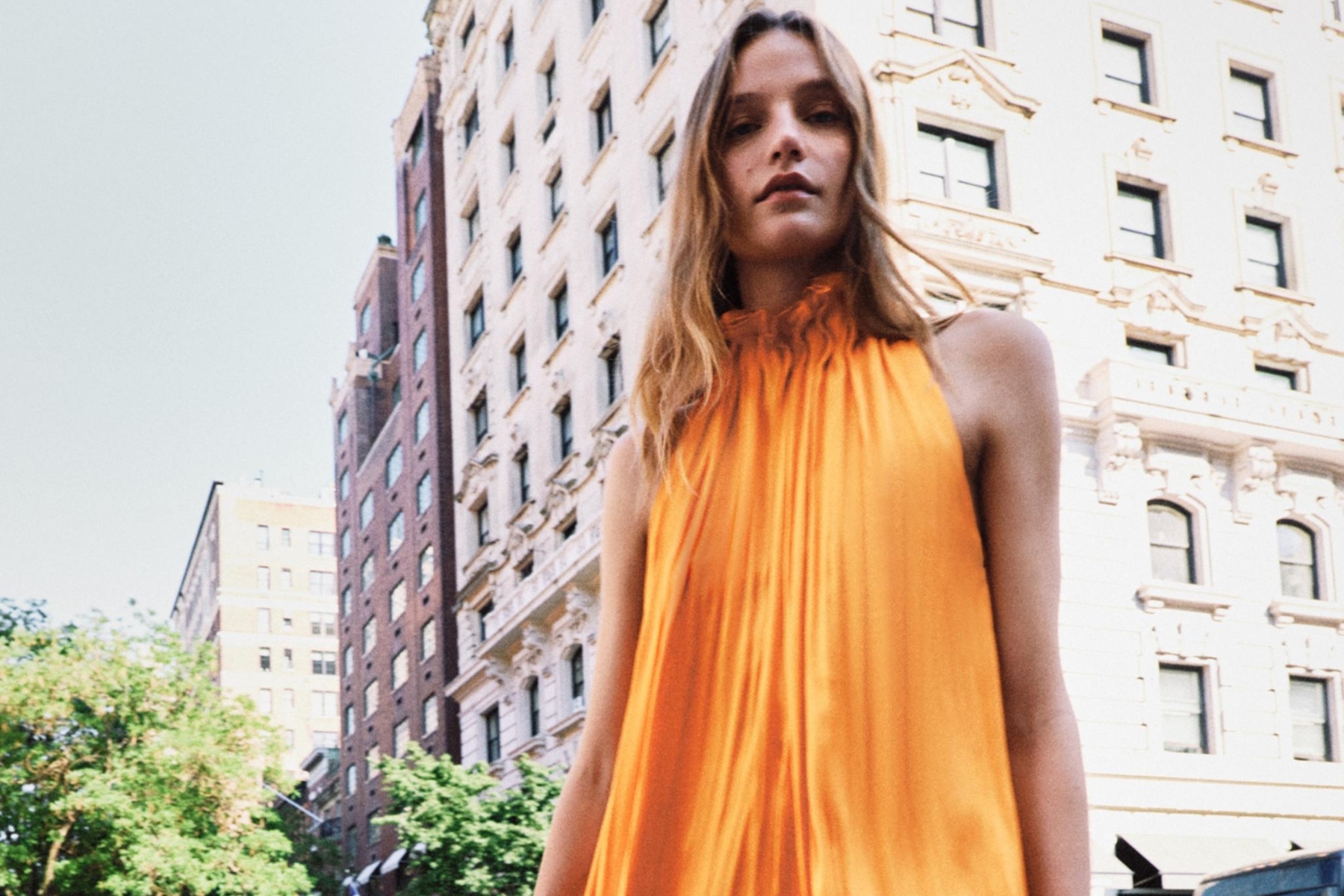 Las novedades de la semana de Zara vienen cargadas de color para este verano: monos naranjas satinados, pantalones anchos de rayas y vestidos estampados