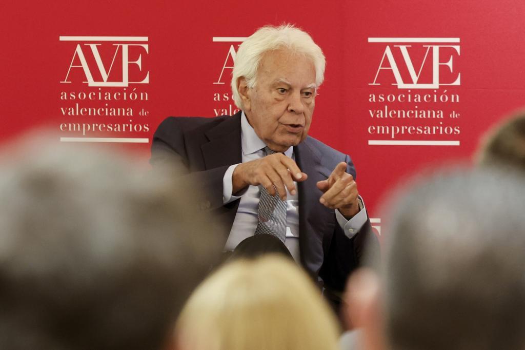 Felipe González reclama a Sánchez un adelanto electoral tras la imputación de Zapatero: 
