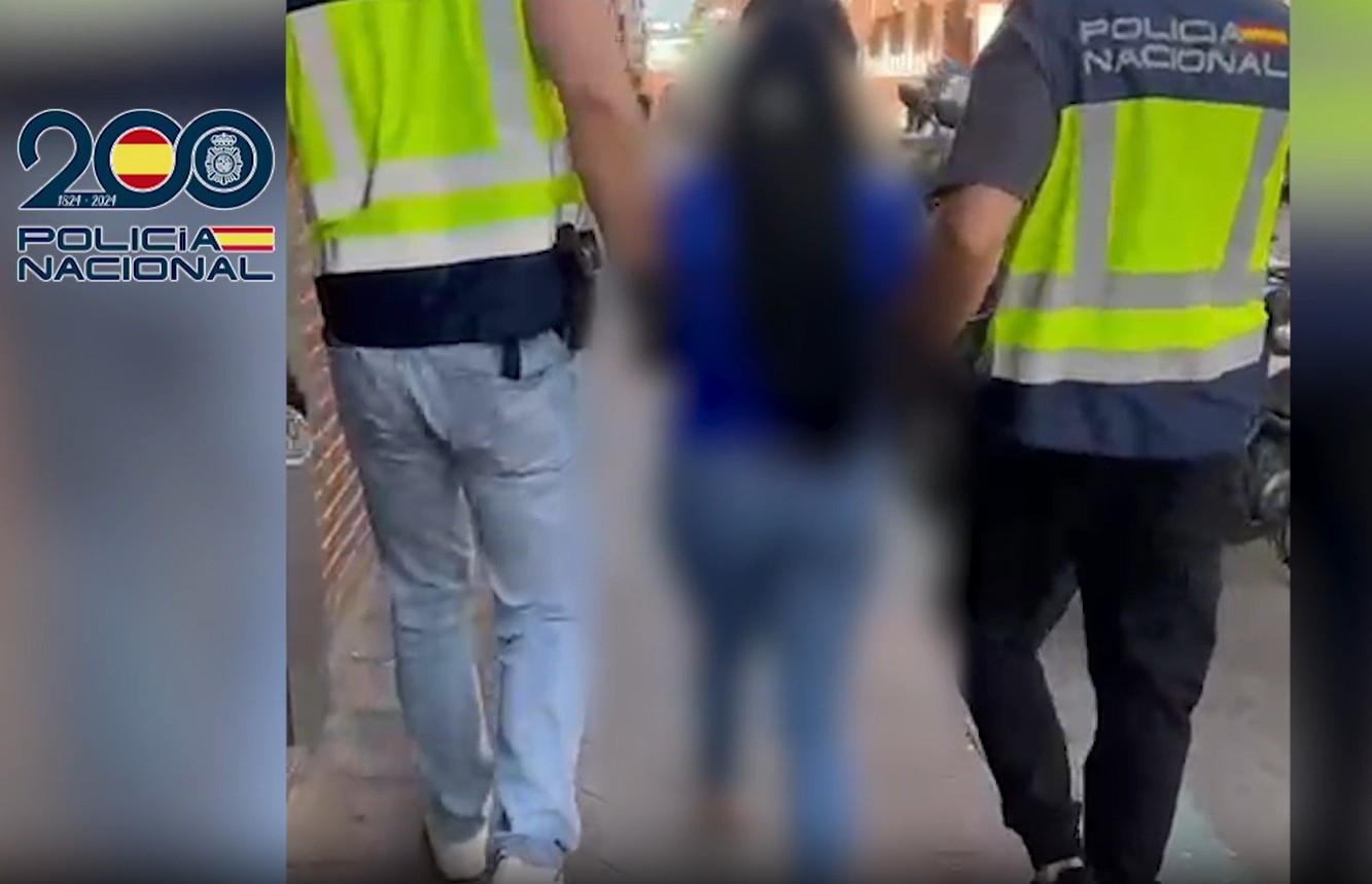 Detenidas 11 personas por explotar sexualmente a mujeres en Madrid: más de 100 llamadas de clientes al día, píldoras abortivas cuando se quedaban embarazadas y contagios de ETS Las víctimas, engañadas en sus países de origen, contraían una deuda de 10.000 euros que debían saldar ejerciendo la prostitución; eran coaccionadas mediante rituales de santería Leer