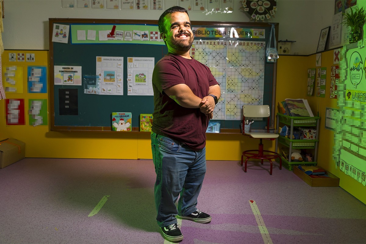 Carlos, el 'profe' que es tan bajito como sus alumnos: 