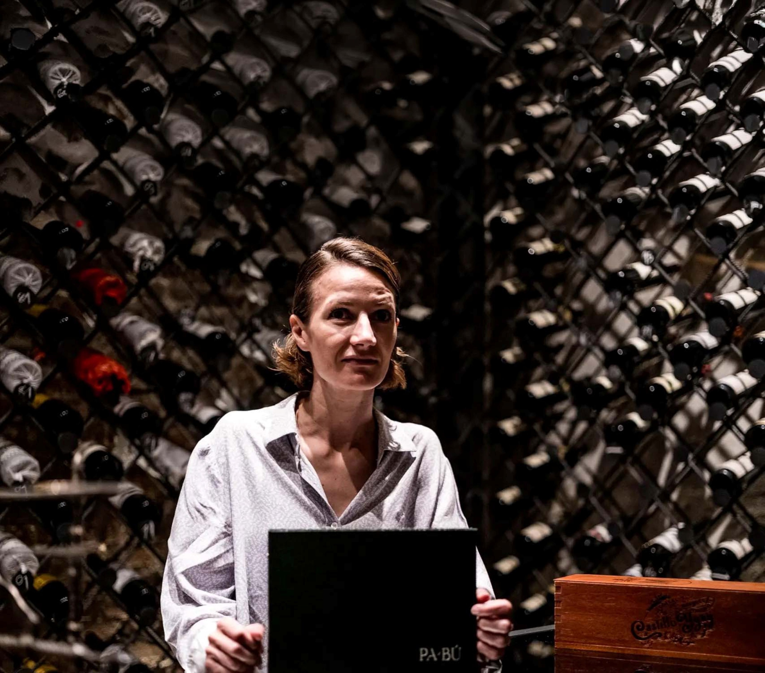 Ellas eligen el vino: las sumilleres que marcan el ritmo de la sala Desde cinco restaurantes de alta cocina, estas cinco sommeliers recorren con criterio y oficio el camino que va del viñedo a la copa, eligiendo, explicando y acompañando los vinos en un sector que cada vez es más exigente y abierto Leer